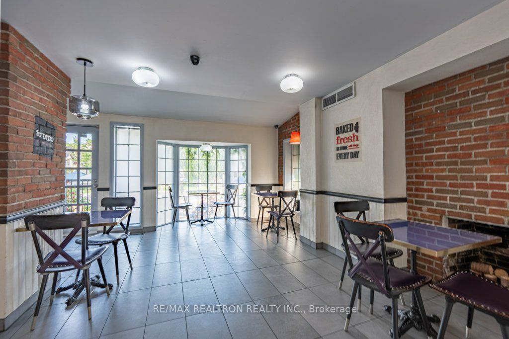 321 Lakeshore Road E Property Photo 8