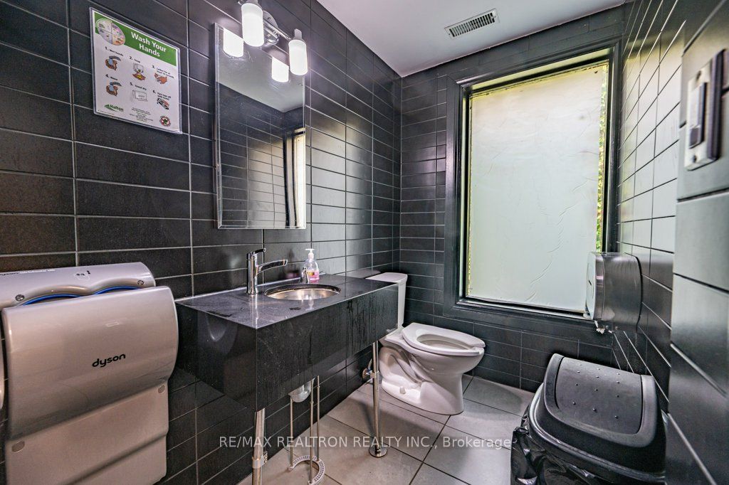 321 Lakeshore Road E Property Photo 17
