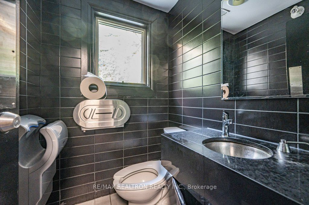 321 Lakeshore Road E Property Photo 18