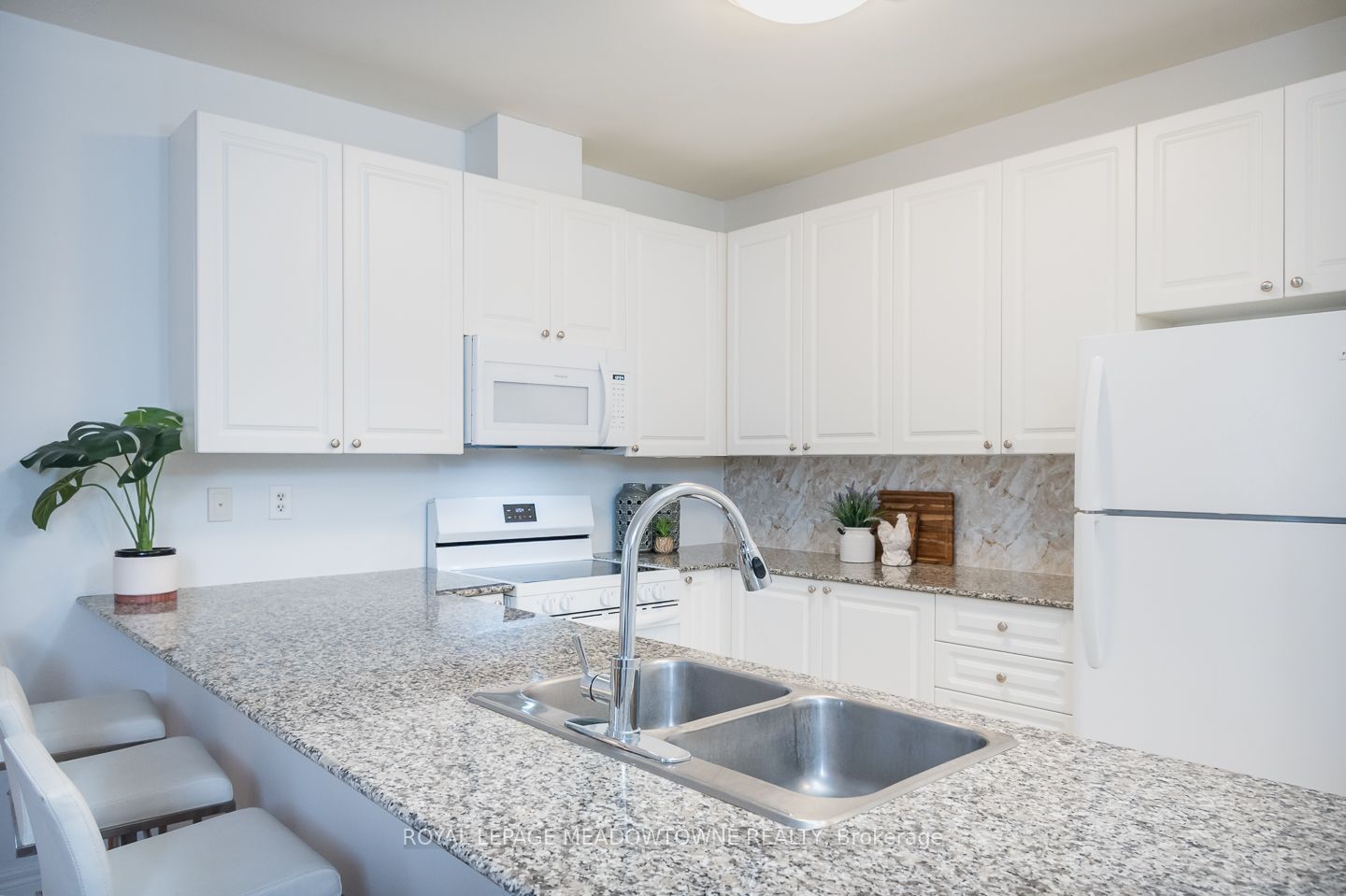 383 Main Street E 302 Property Photo 13