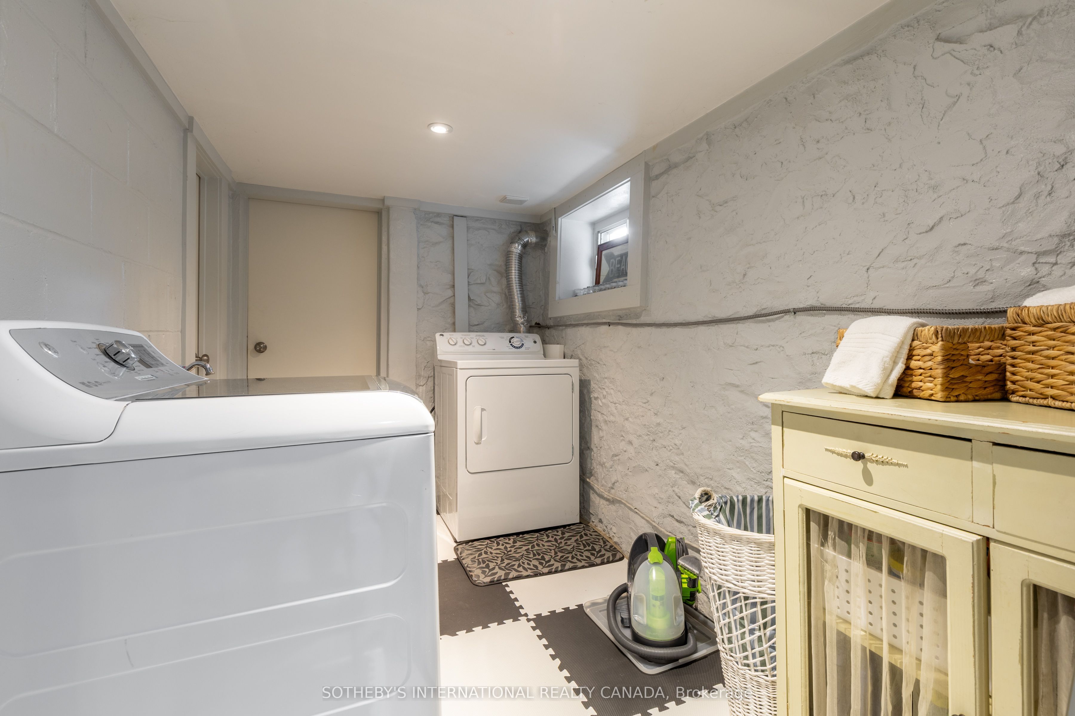2 Rexford Road Property Photo 28