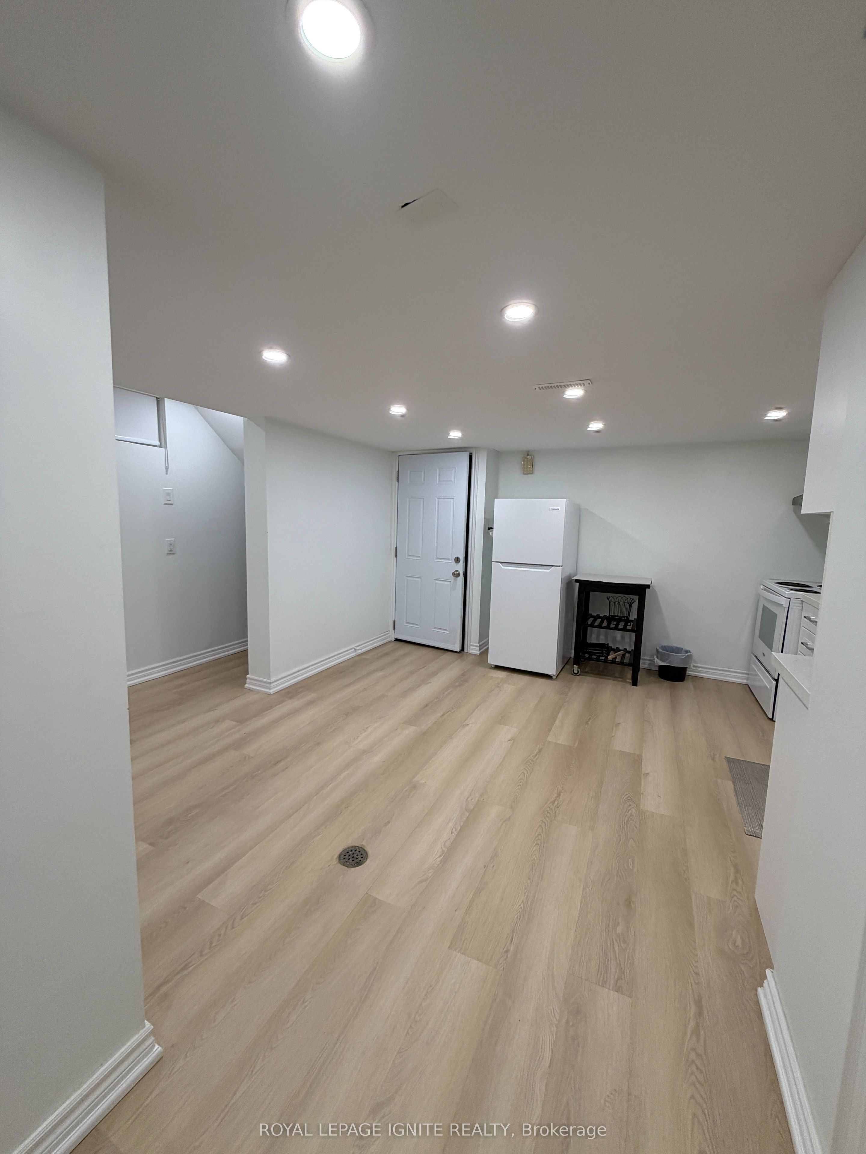 21a Lambton Avenue Bsmt Property Photo 3