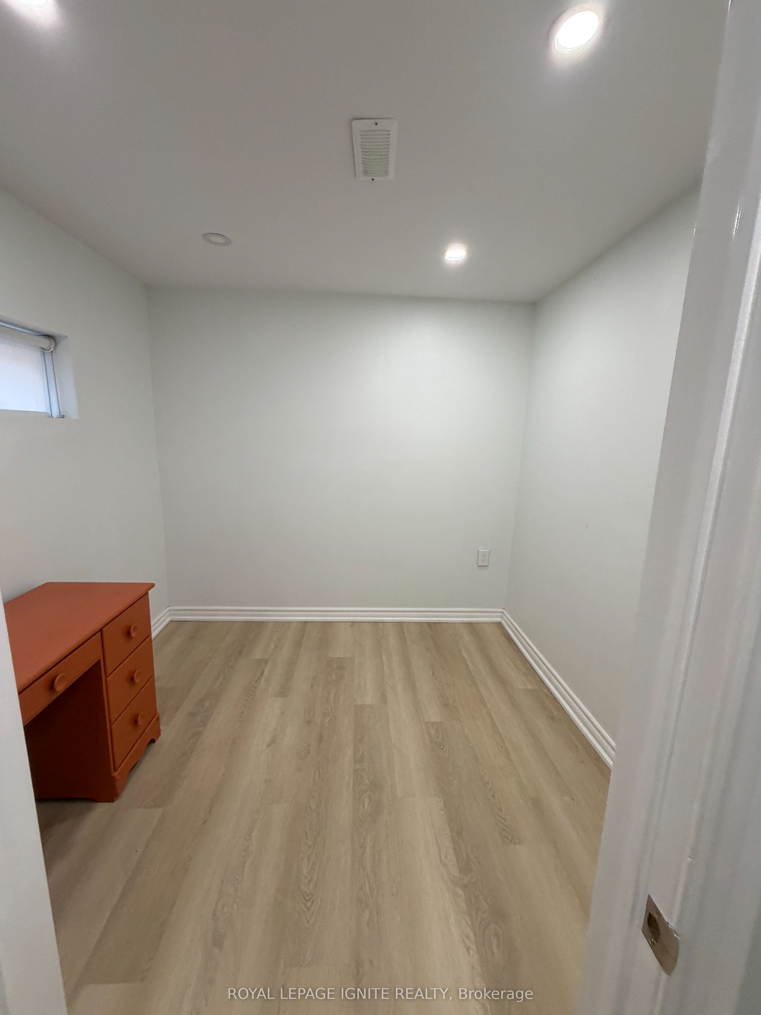 21a Lambton Avenue Bsmt Property Photo 8