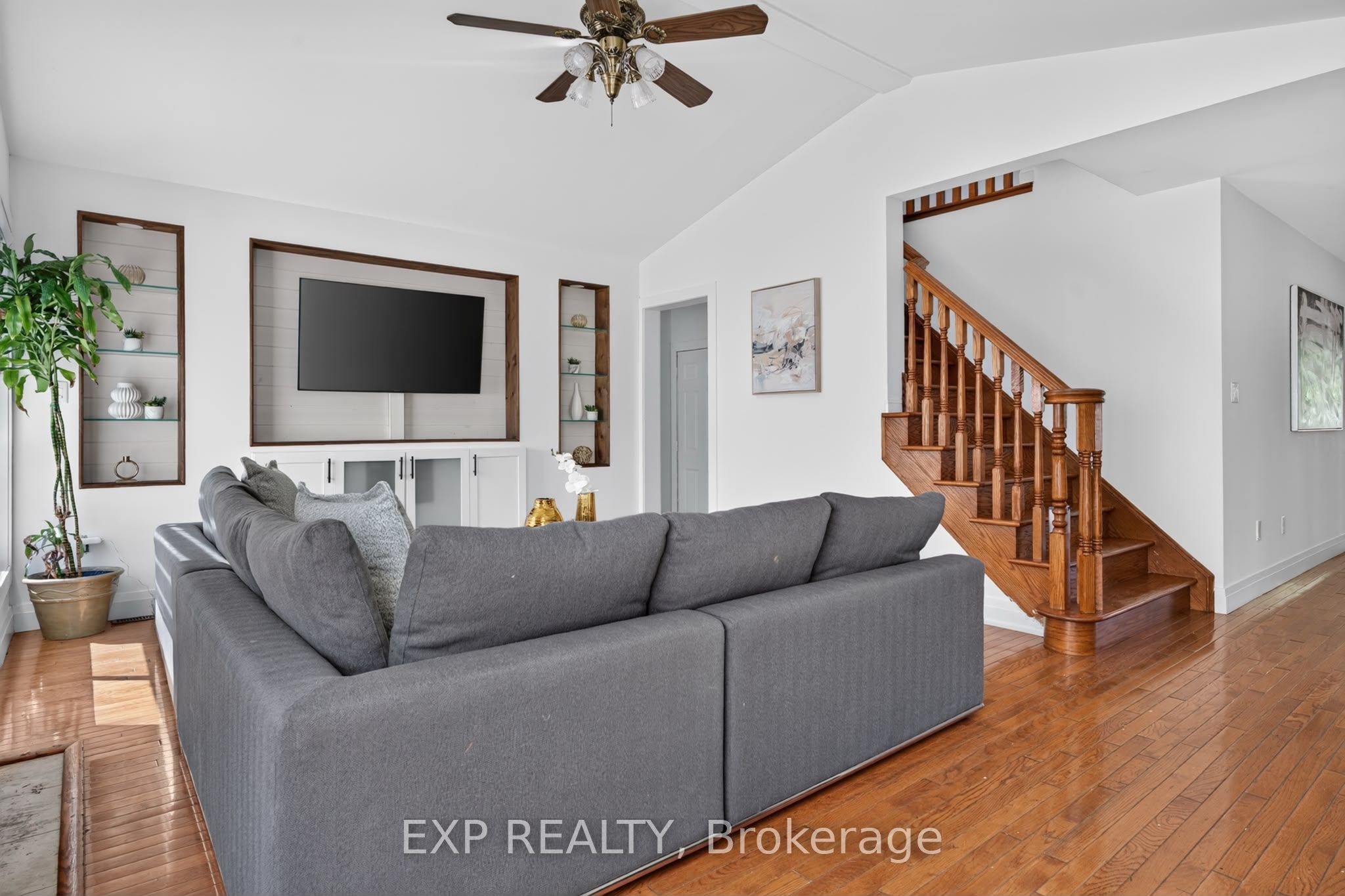664 Dolby Crescent Property Photo 18
