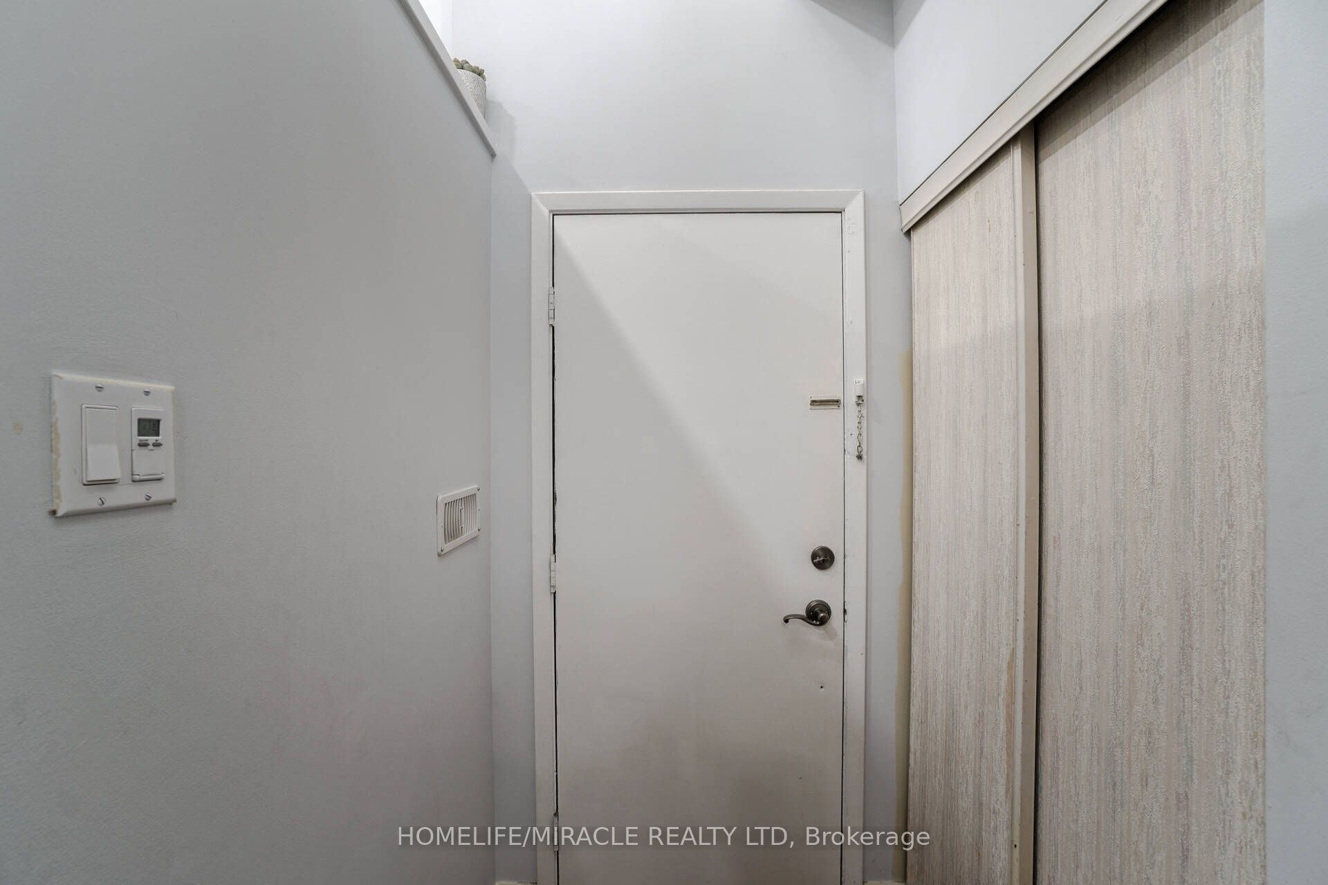 30 Hoskins Square Property Photo 2