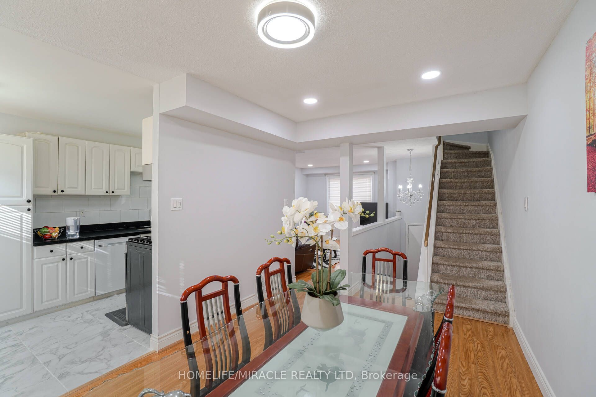 30 Hoskins Square Property Photo 6
