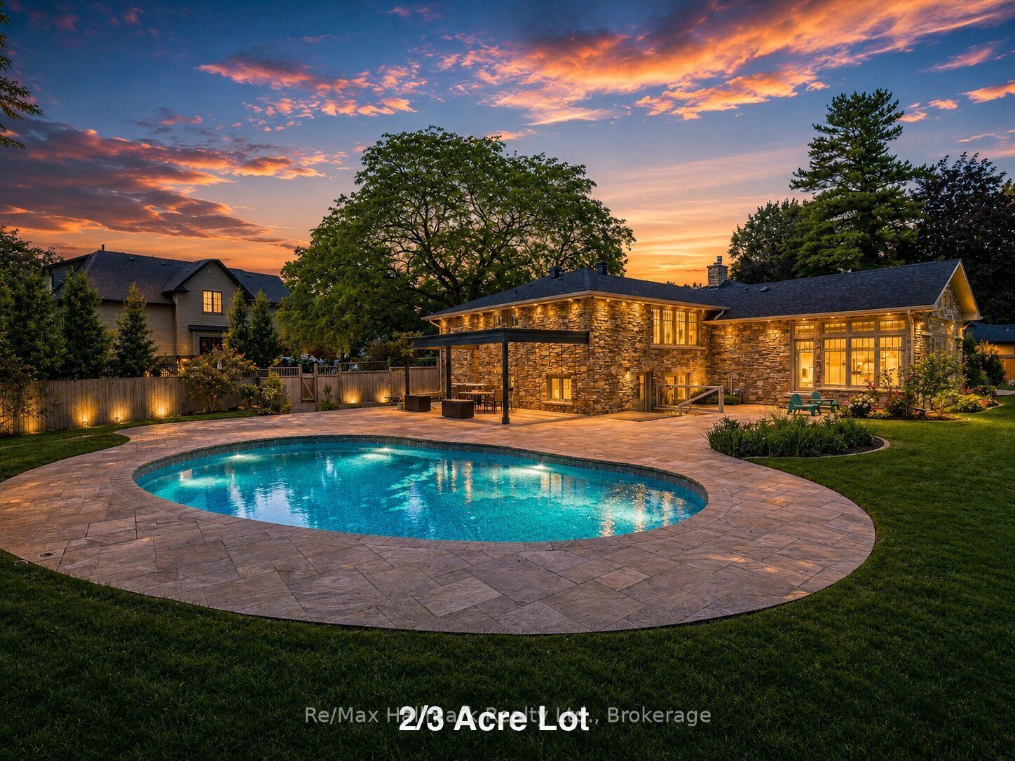 2076 Glenforest Crescent Property Photo 1