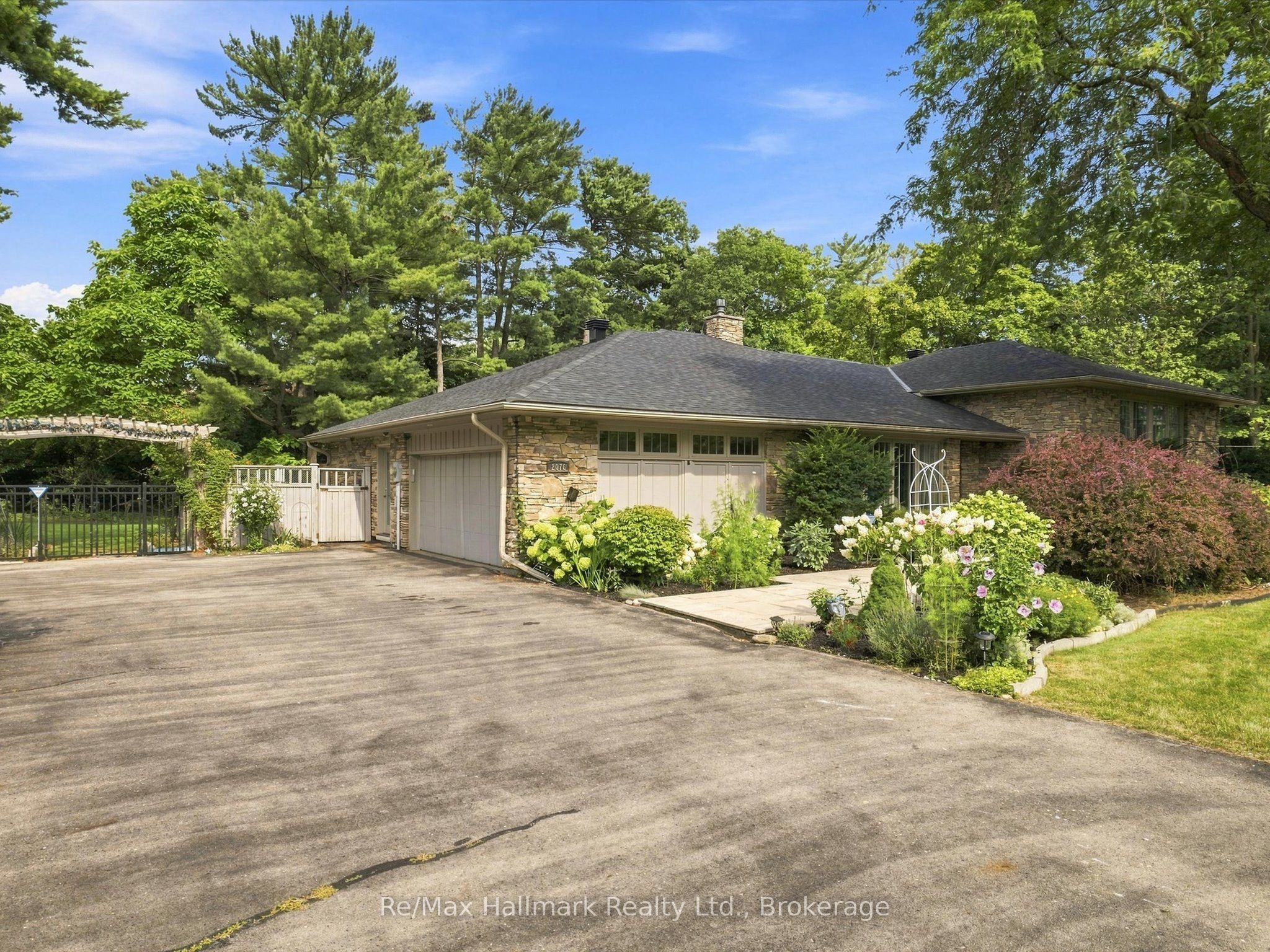 2076 Glenforest Crescent Property Photo 41