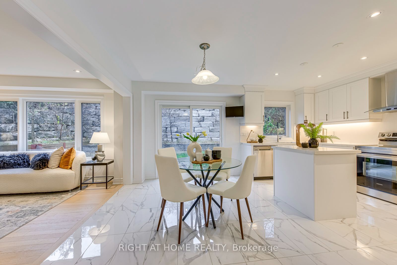 2575 Islington Avenue Property Photo 11