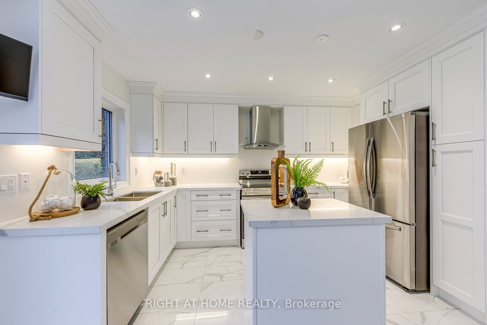 2575 Islington Avenue Property Photo 13