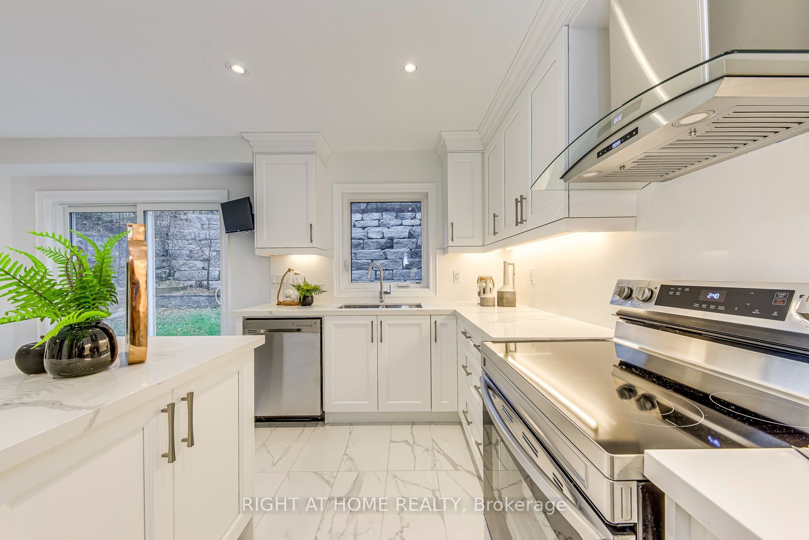 2575 Islington Avenue Property Photo 16