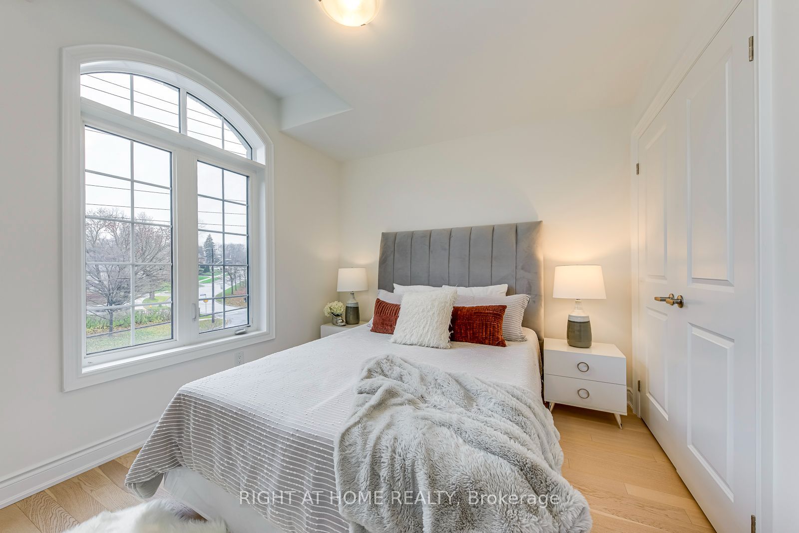 2575 Islington Avenue Property Photo 35