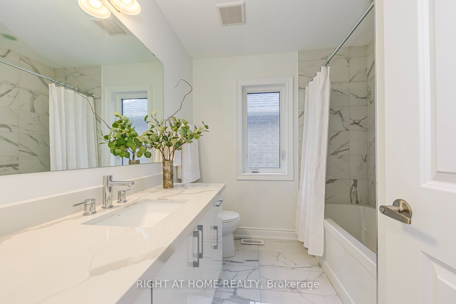 2575 Islington Avenue Property Photo 36