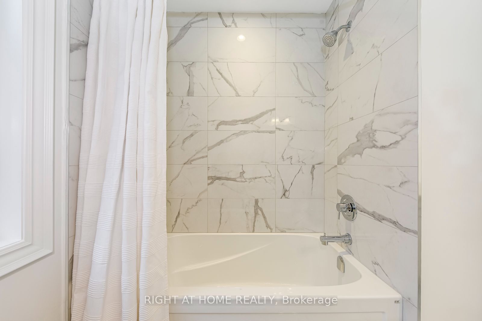 2575 Islington Avenue Property Photo 37