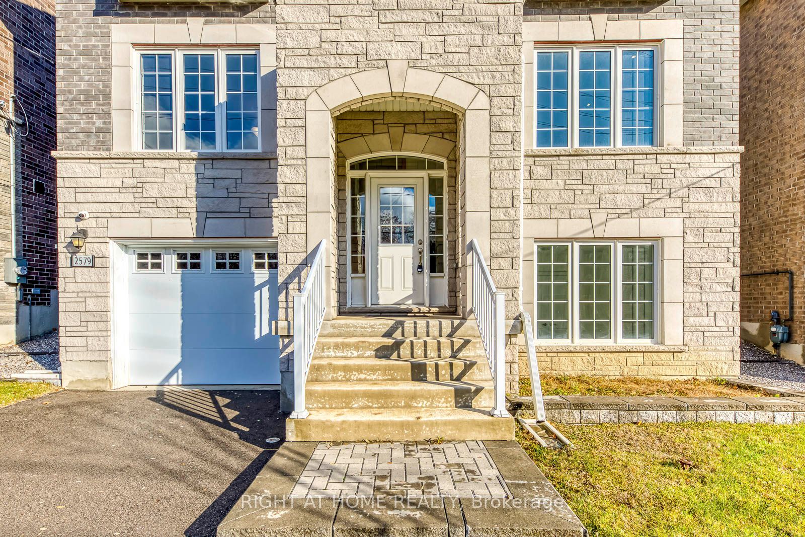 2579 Islington Avenue Property Photo 4