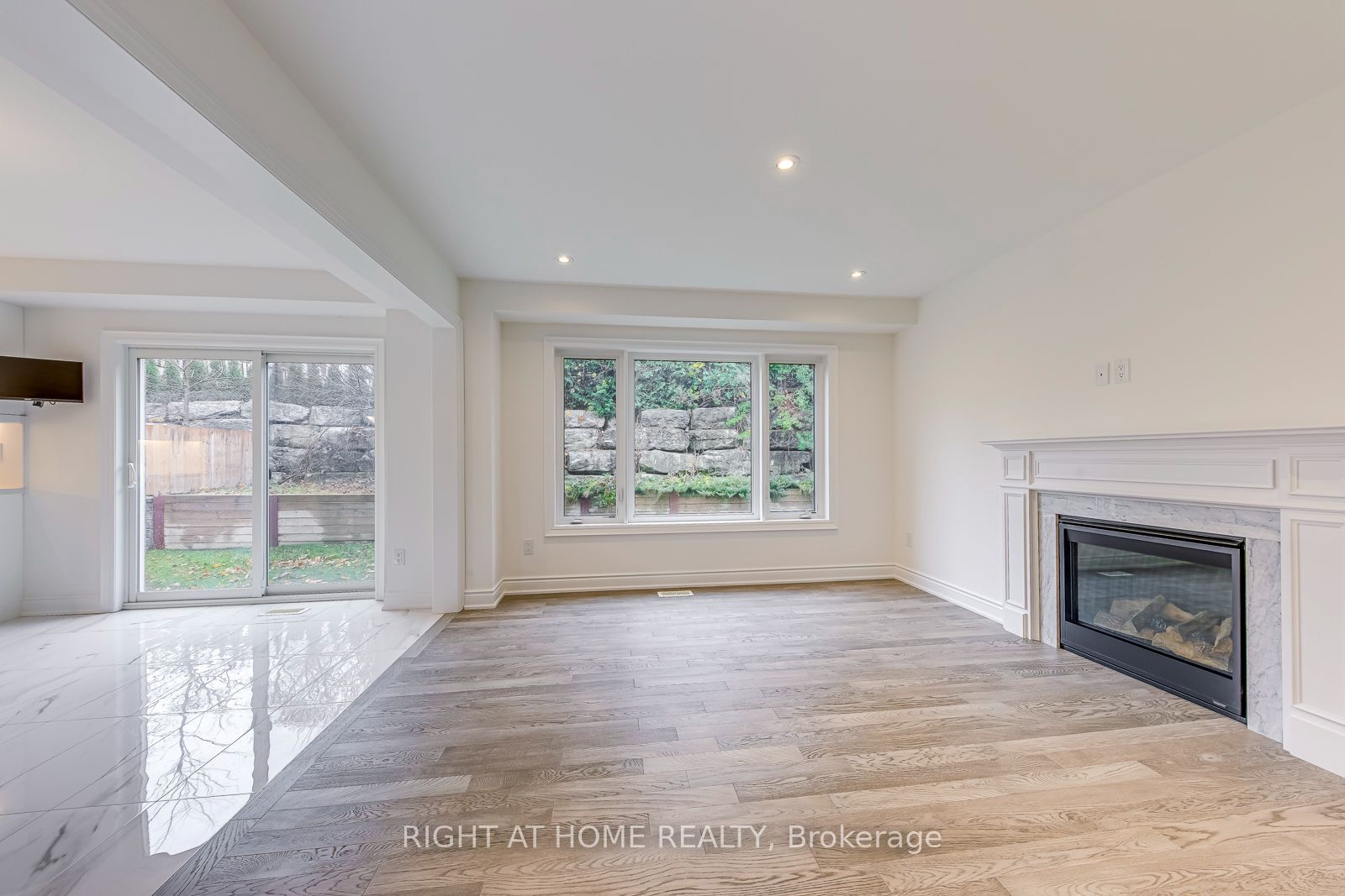 2579 Islington Avenue Property Photo 6