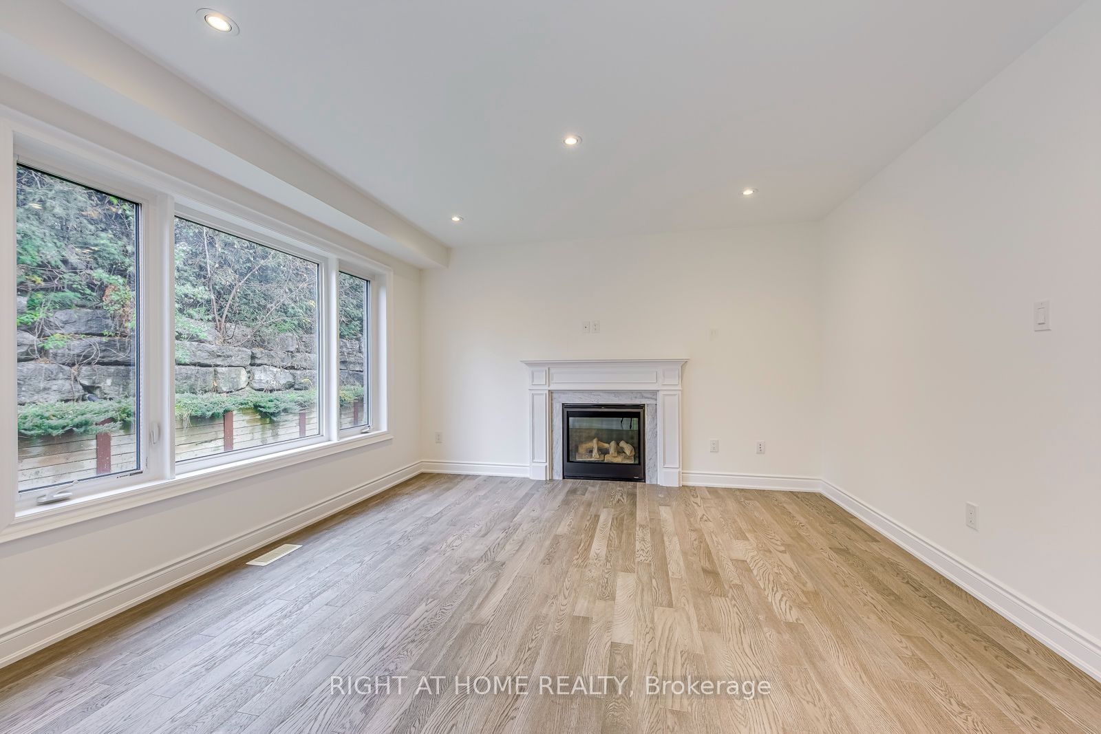 2579 Islington Avenue Property Photo 8