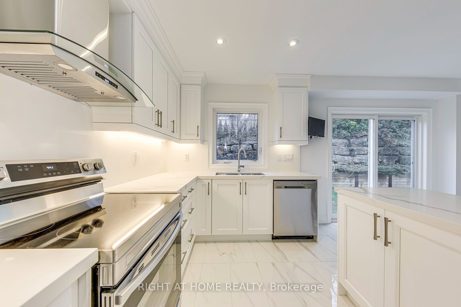 2579 Islington Avenue Property Photo 15