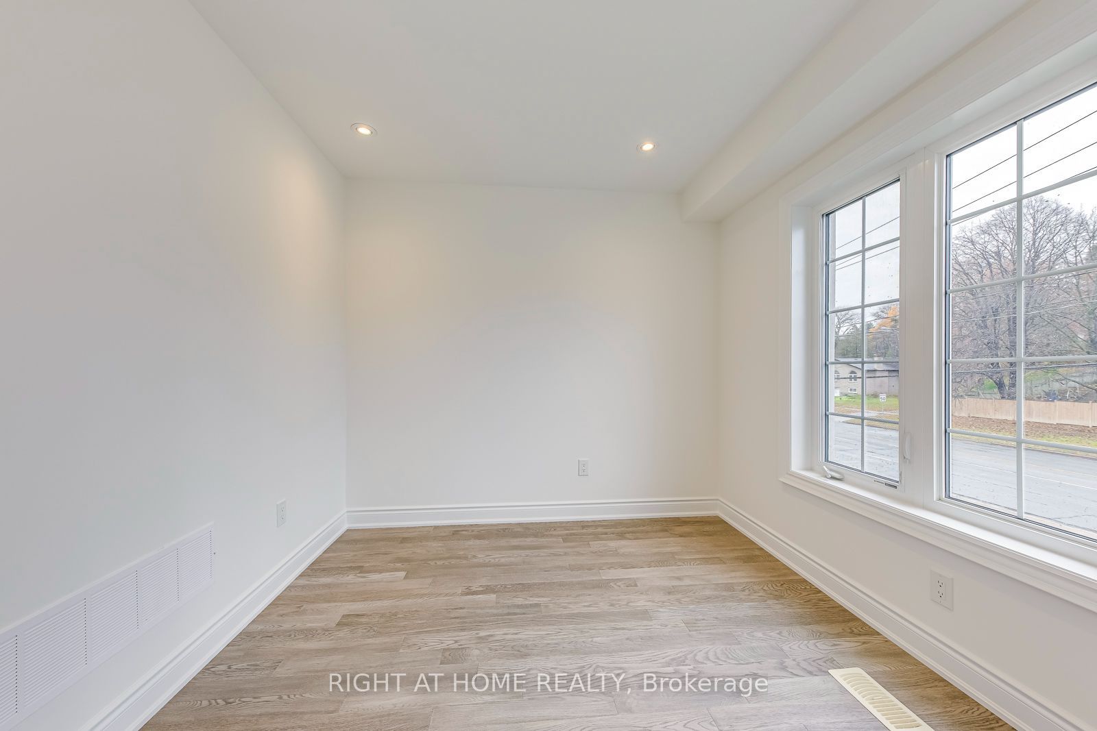 2579 Islington Avenue Property Photo 19