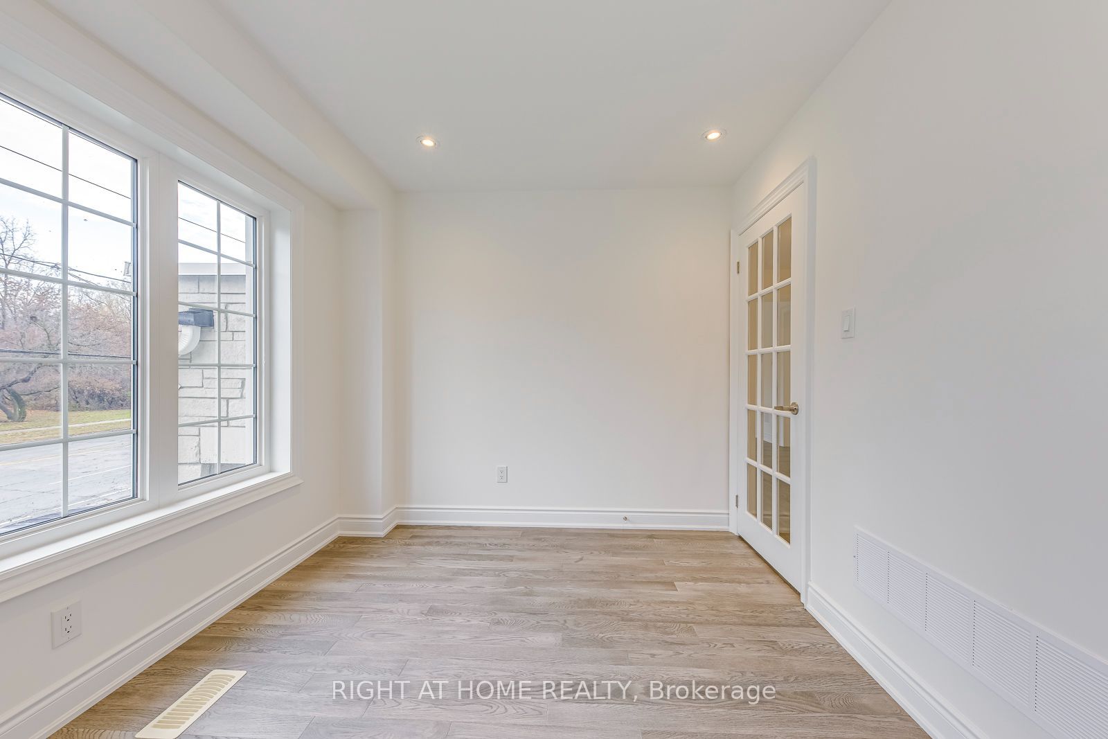 2579 Islington Avenue Property Photo 20