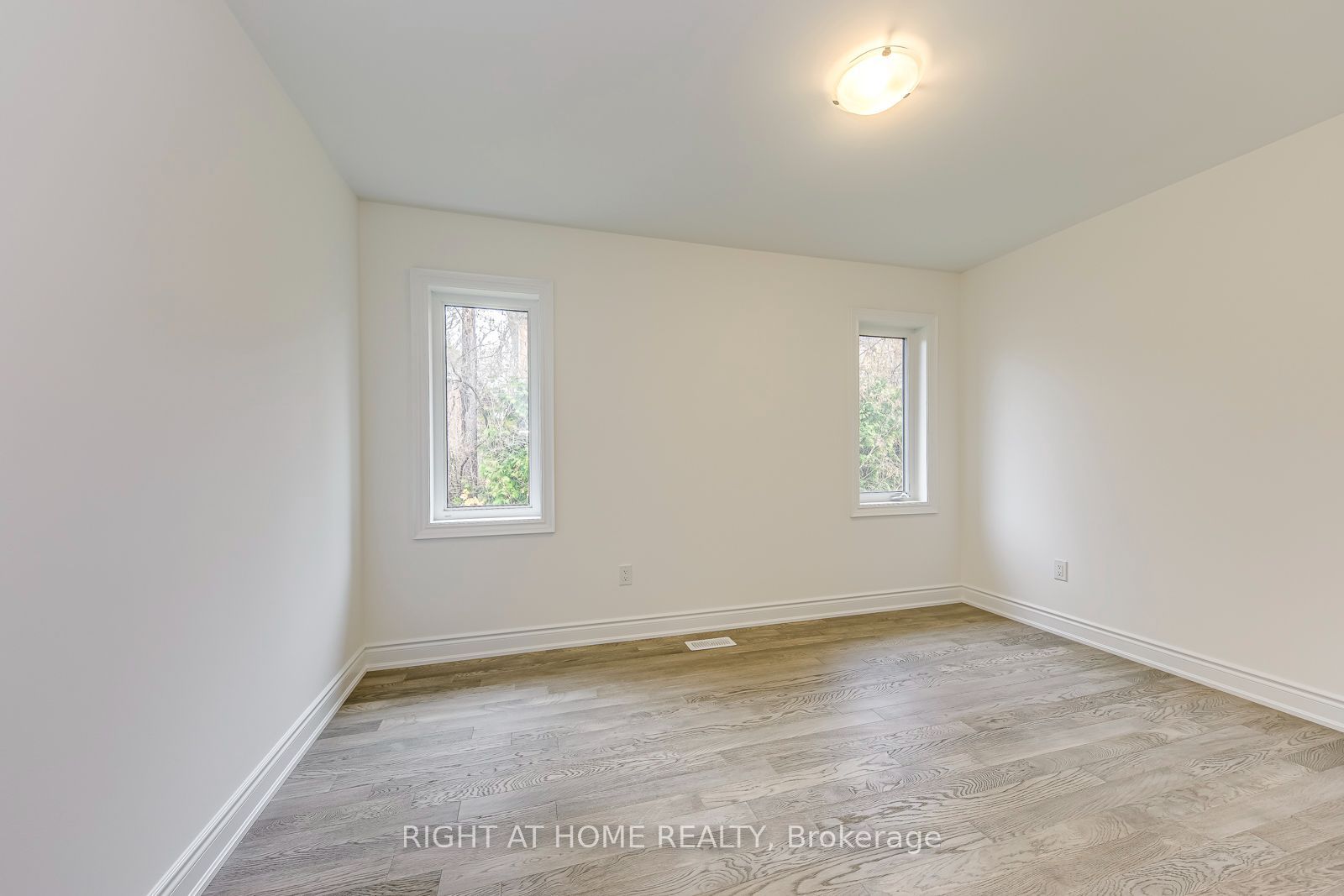 2579 Islington Avenue Property Photo 32