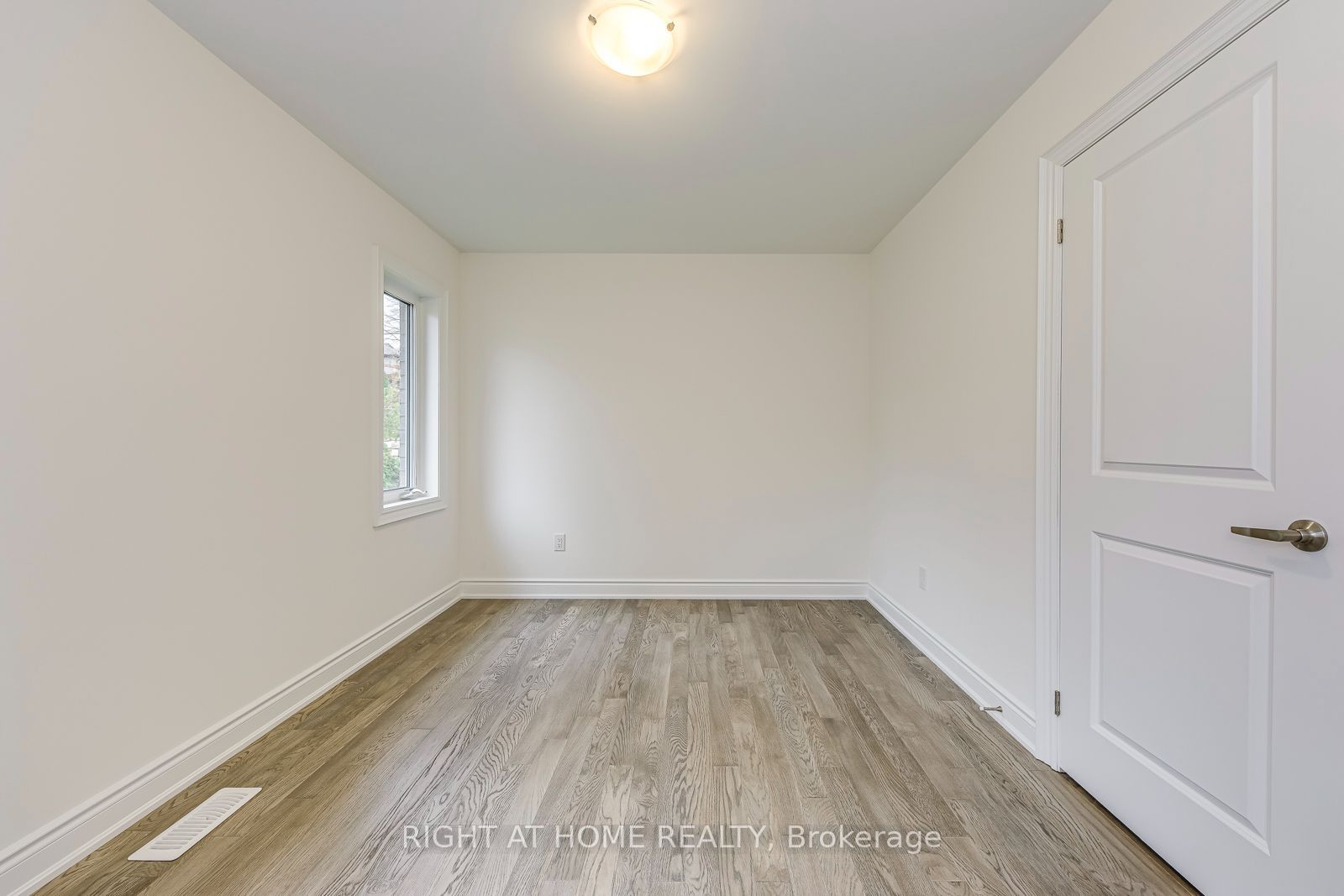 2579 Islington Avenue Property Photo 33