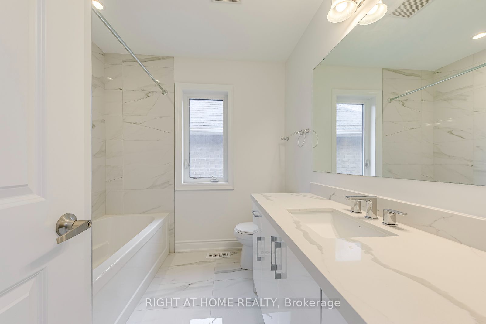 2579 Islington Avenue Property Photo 34