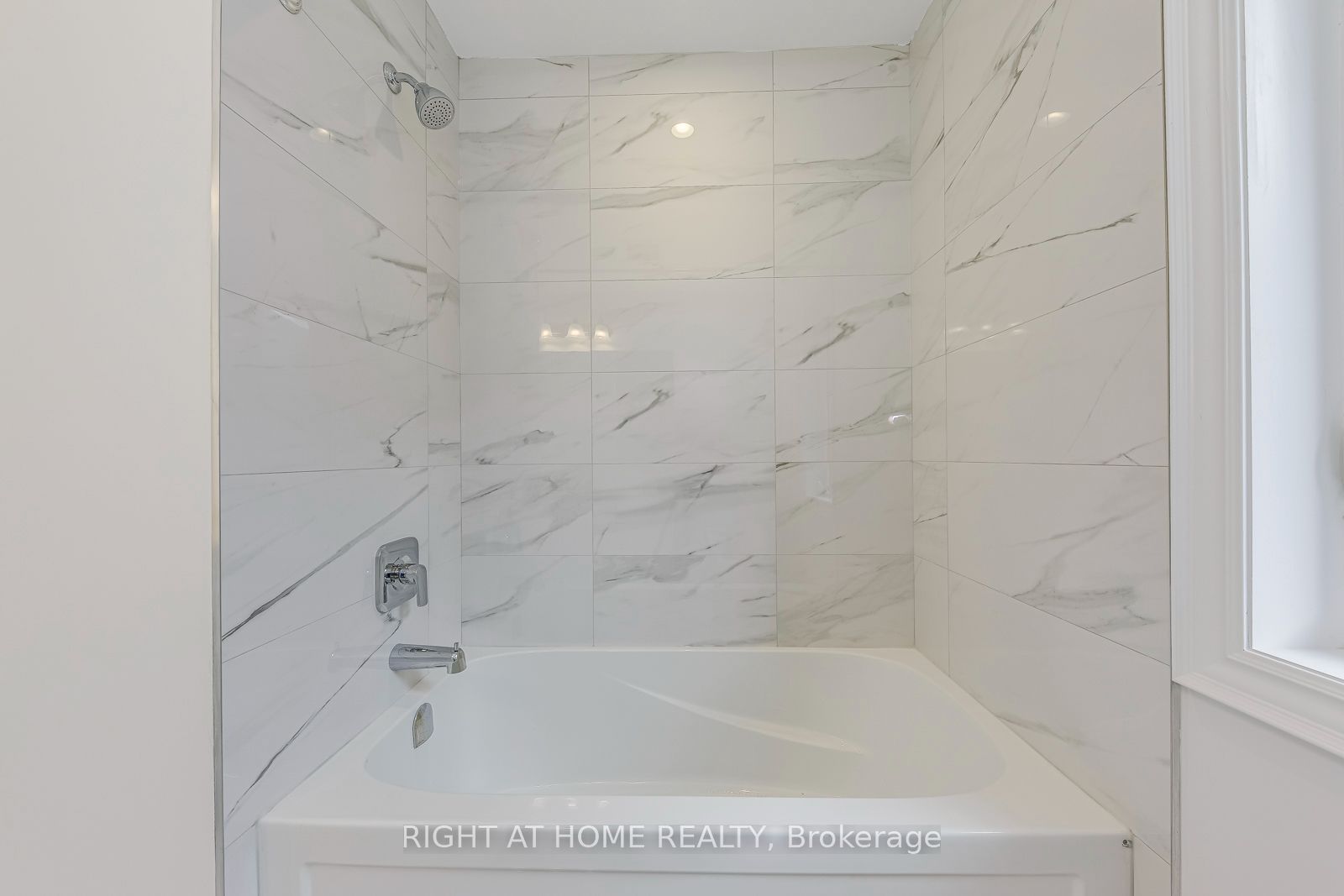 2579 Islington Avenue Property Photo 35