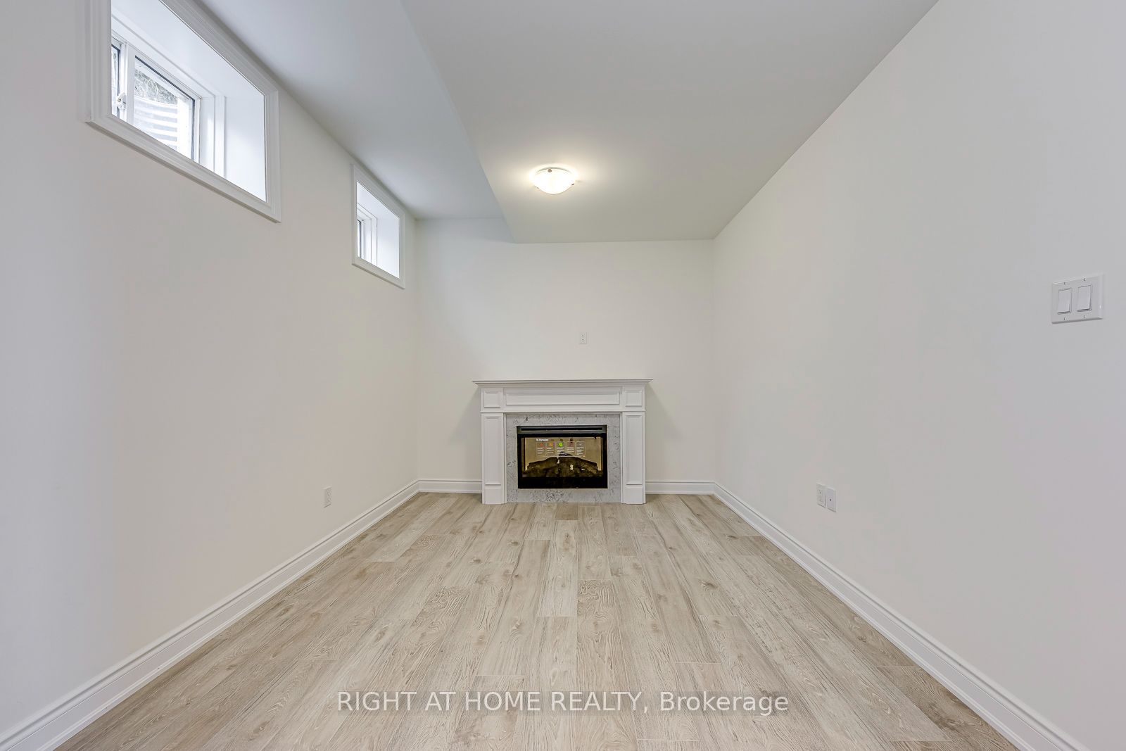 2579 Islington Avenue Property Photo 38