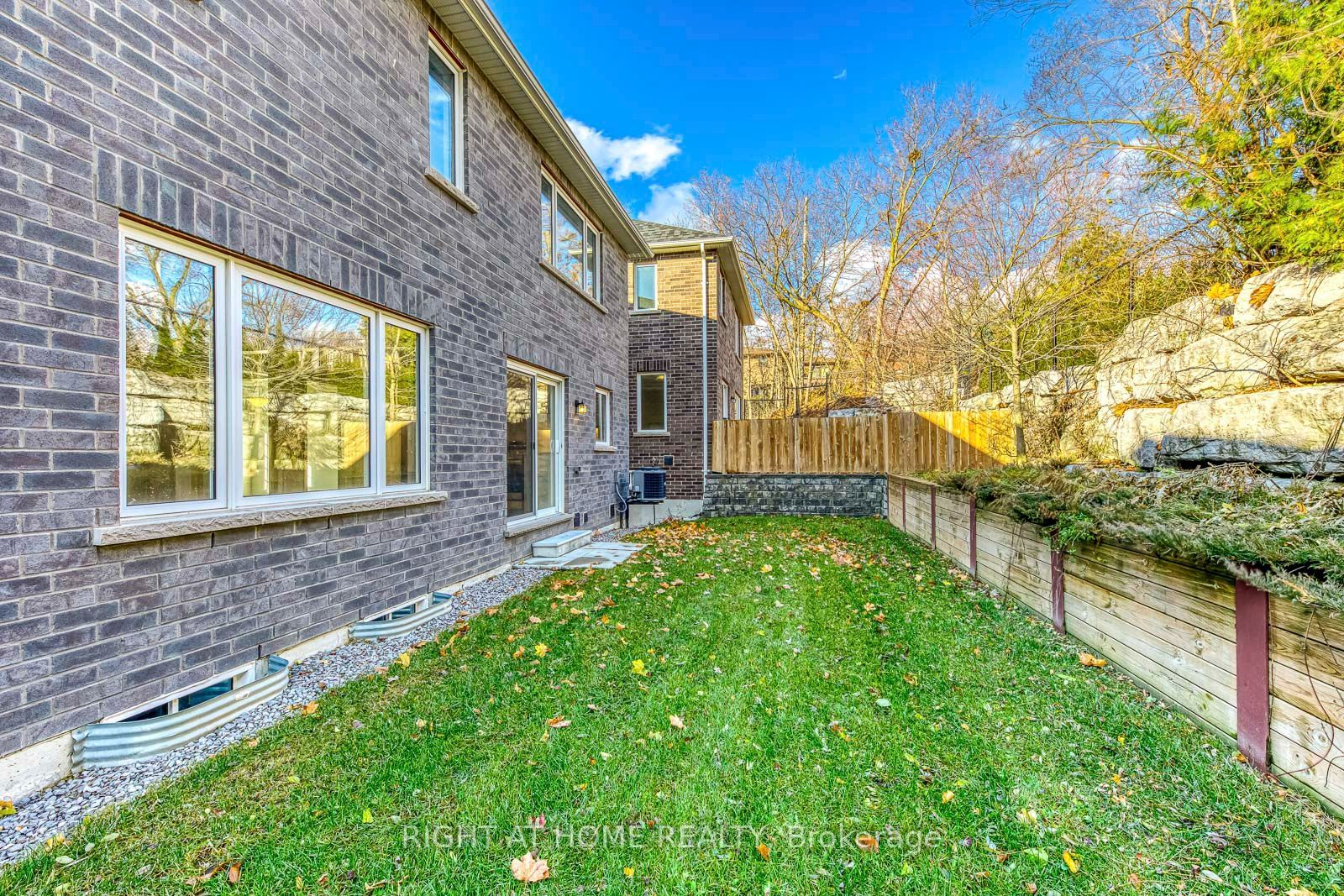 2579 Islington Avenue Property Photo 46