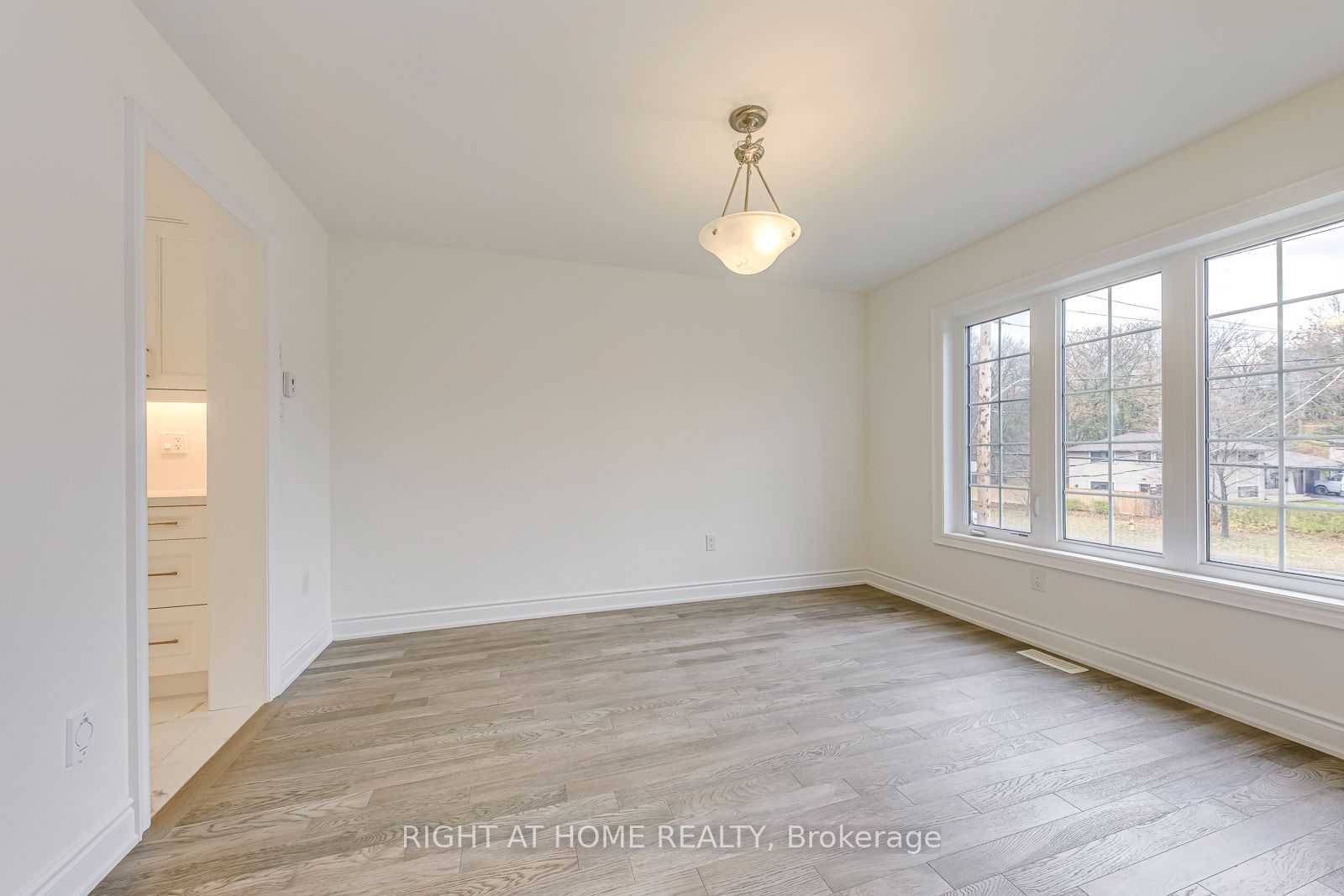 2581 Islington Avenue Property Photo 8