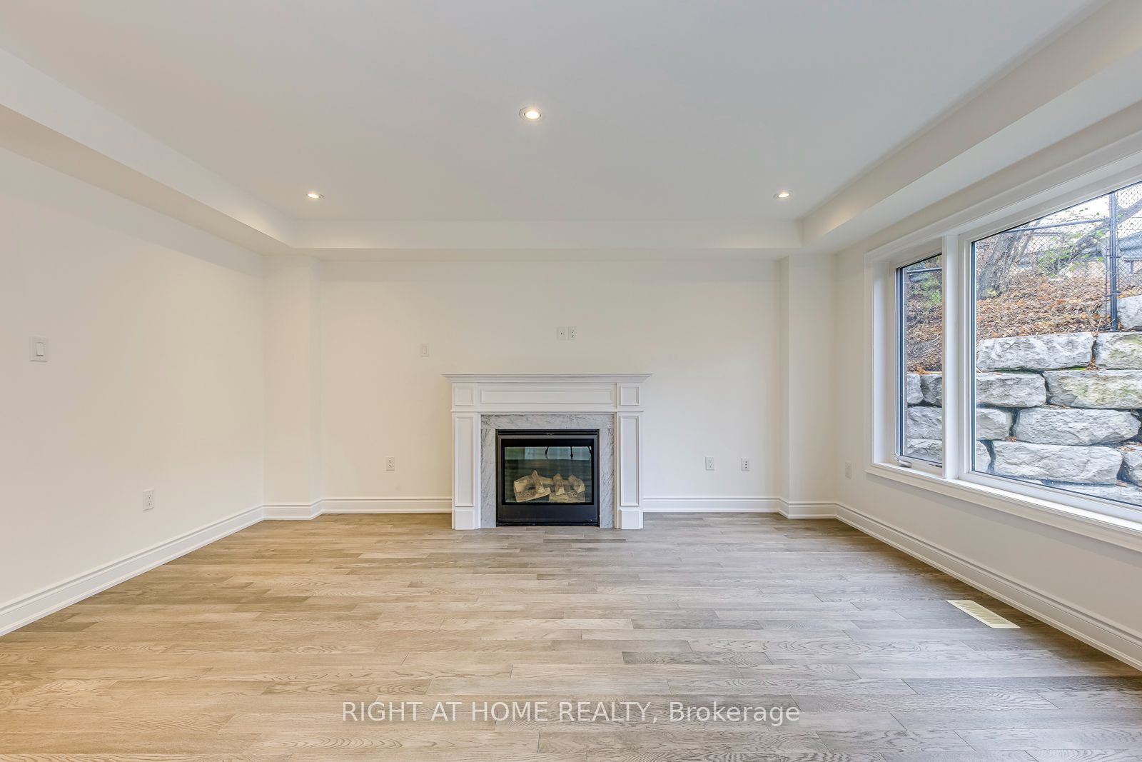 2581 Islington Avenue Property Photo 12
