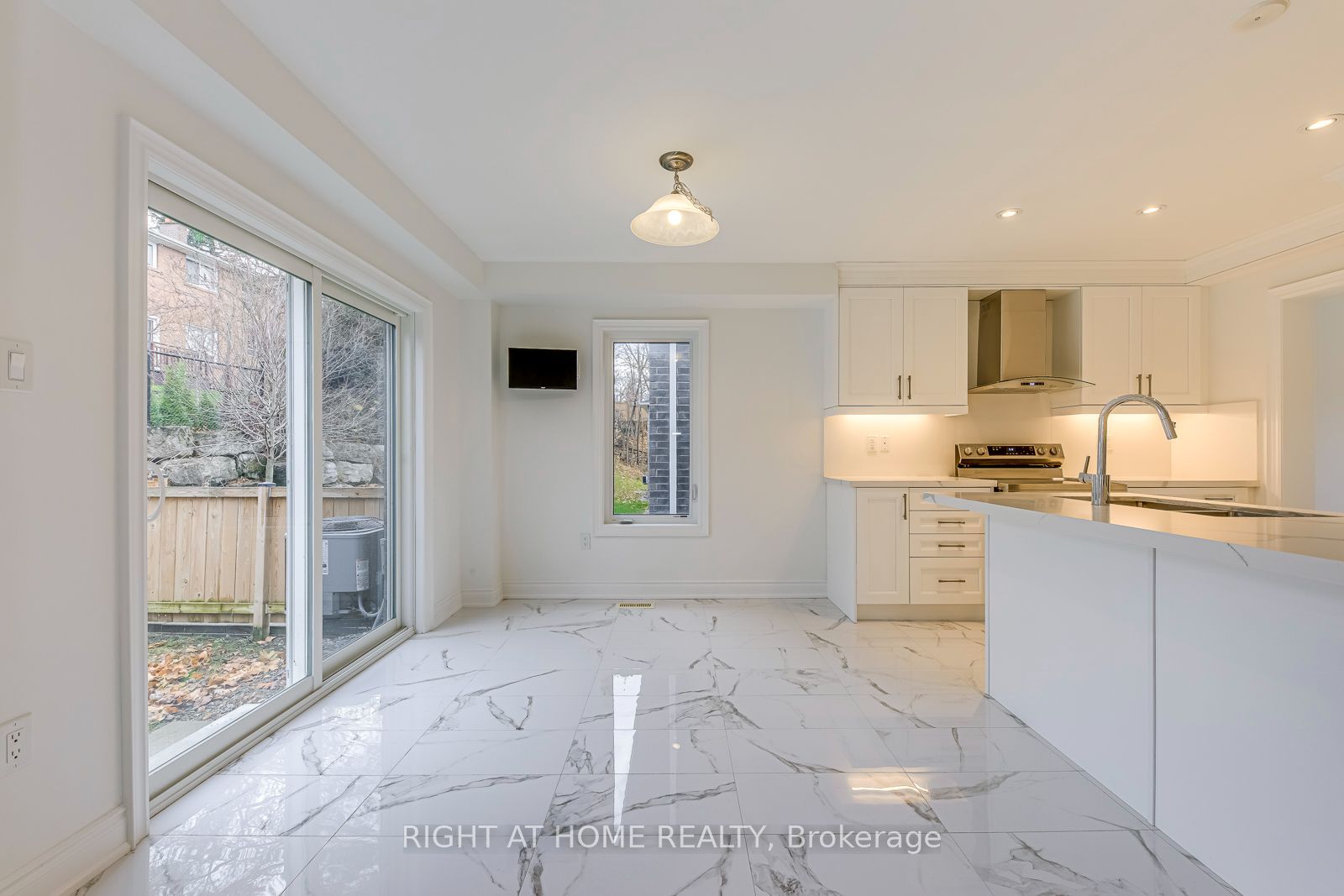 2581 Islington Avenue Property Photo 15