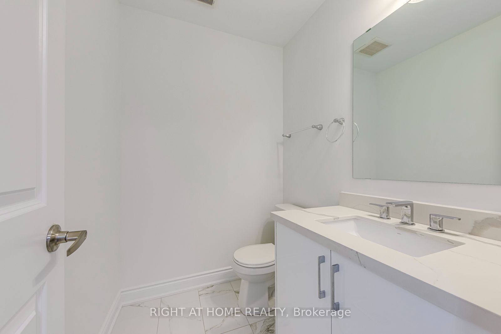 2581 Islington Avenue Property Photo 22