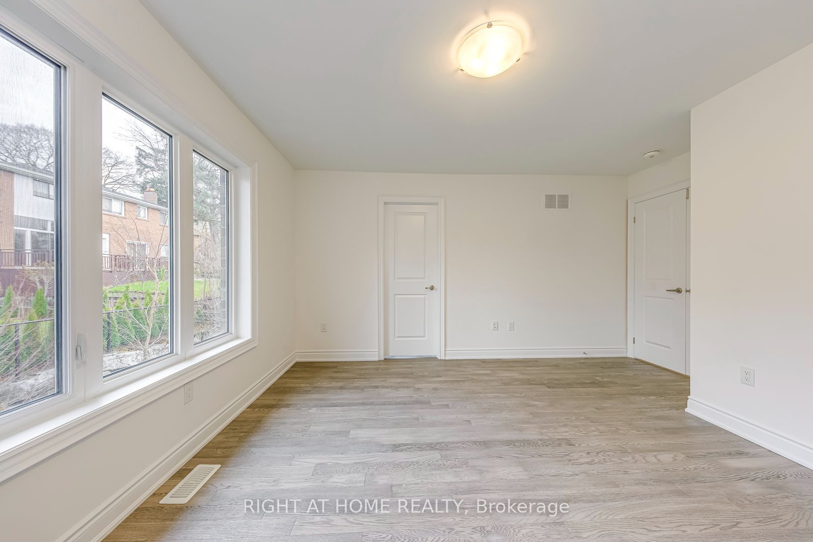 2581 Islington Avenue Property Photo 27