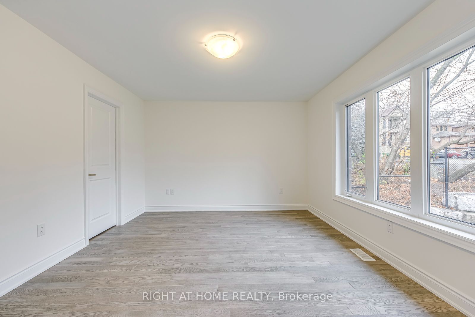 2581 Islington Avenue Property Photo 28
