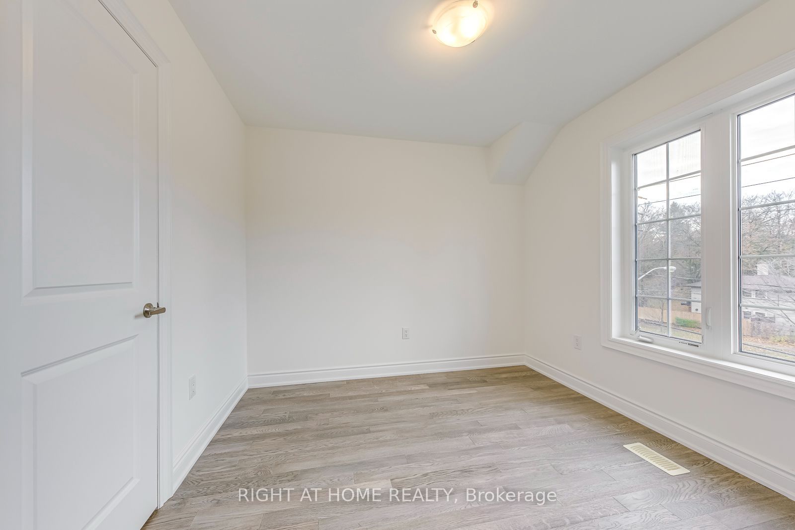 2581 Islington Avenue Property Photo 34