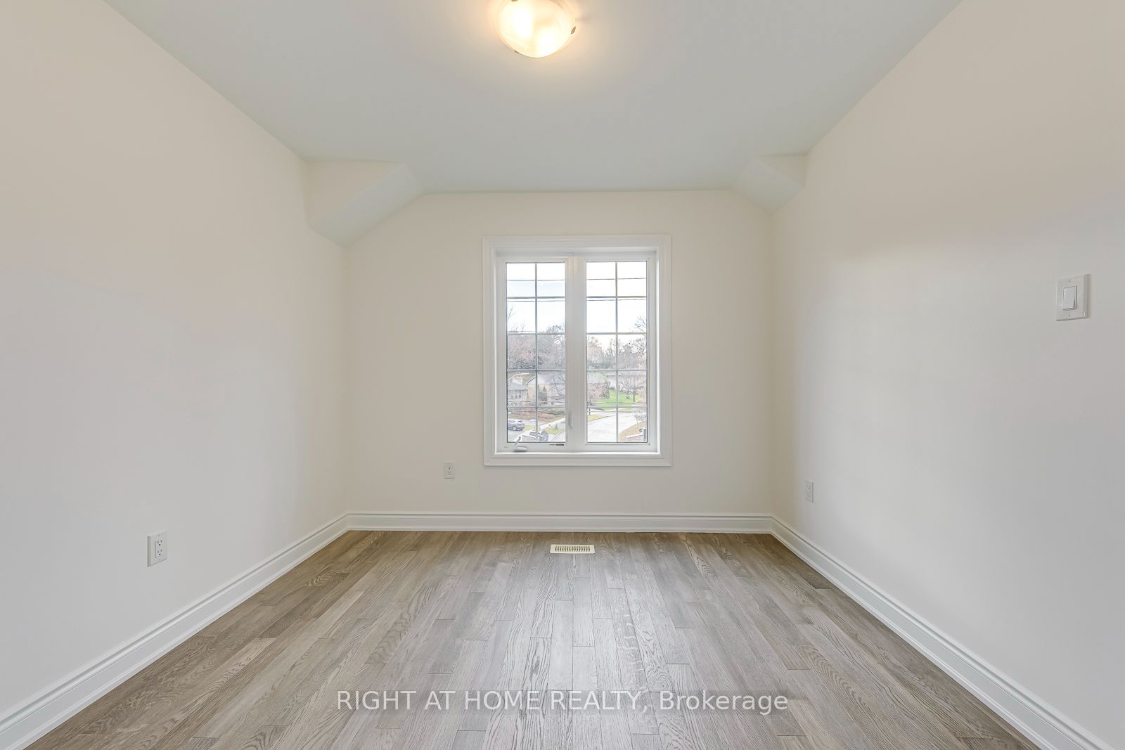 2581 Islington Avenue Property Photo 35