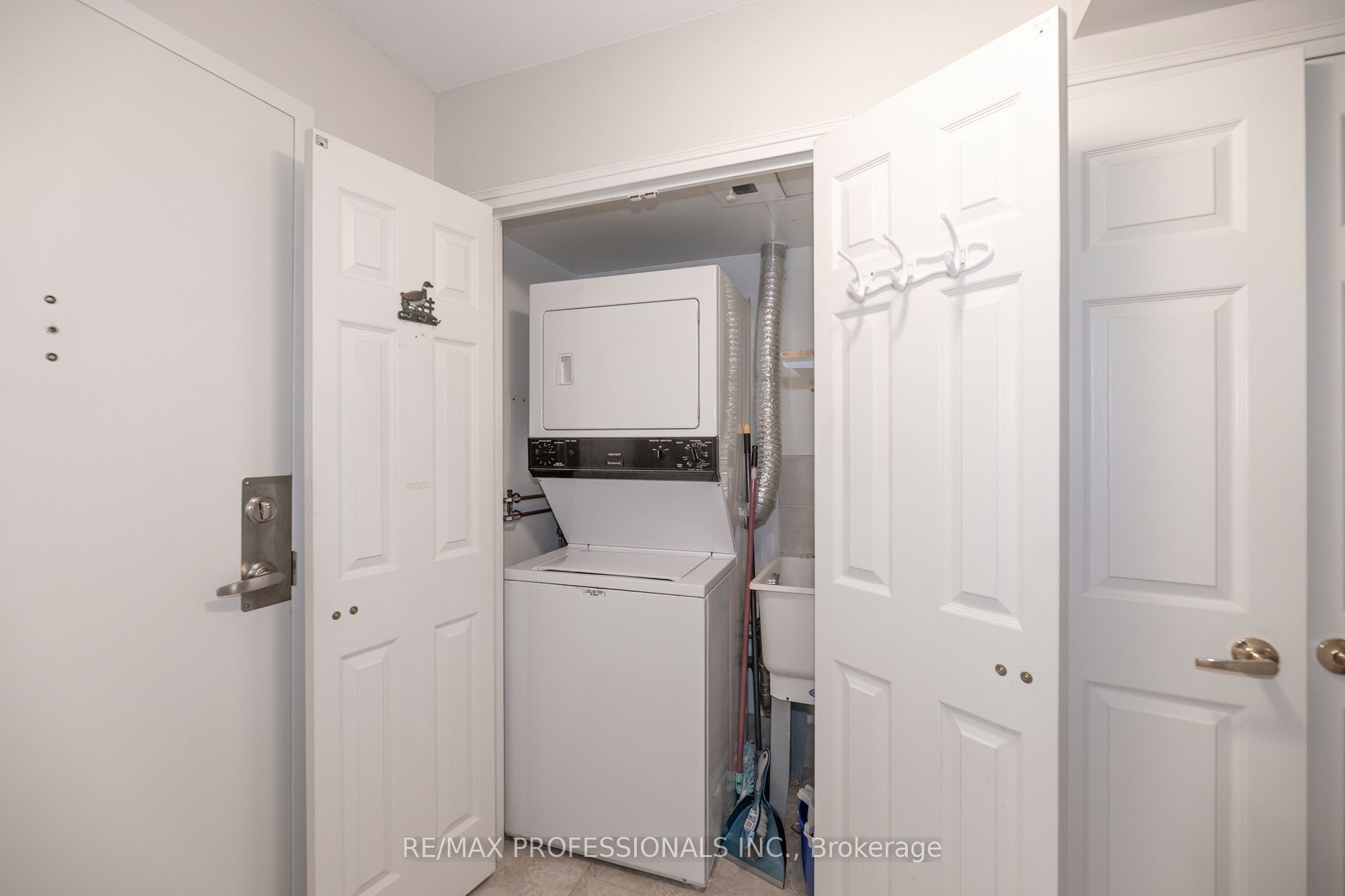 95 La Rose Avenue 105 Property Photo 27