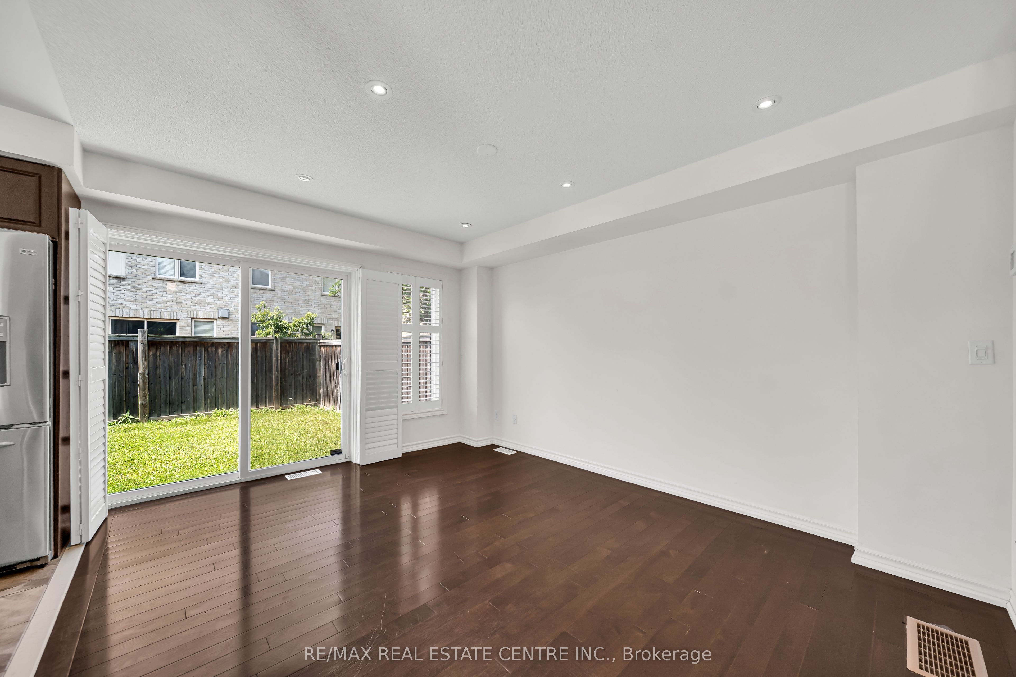 4215 Cole Crescent Property Photo 1