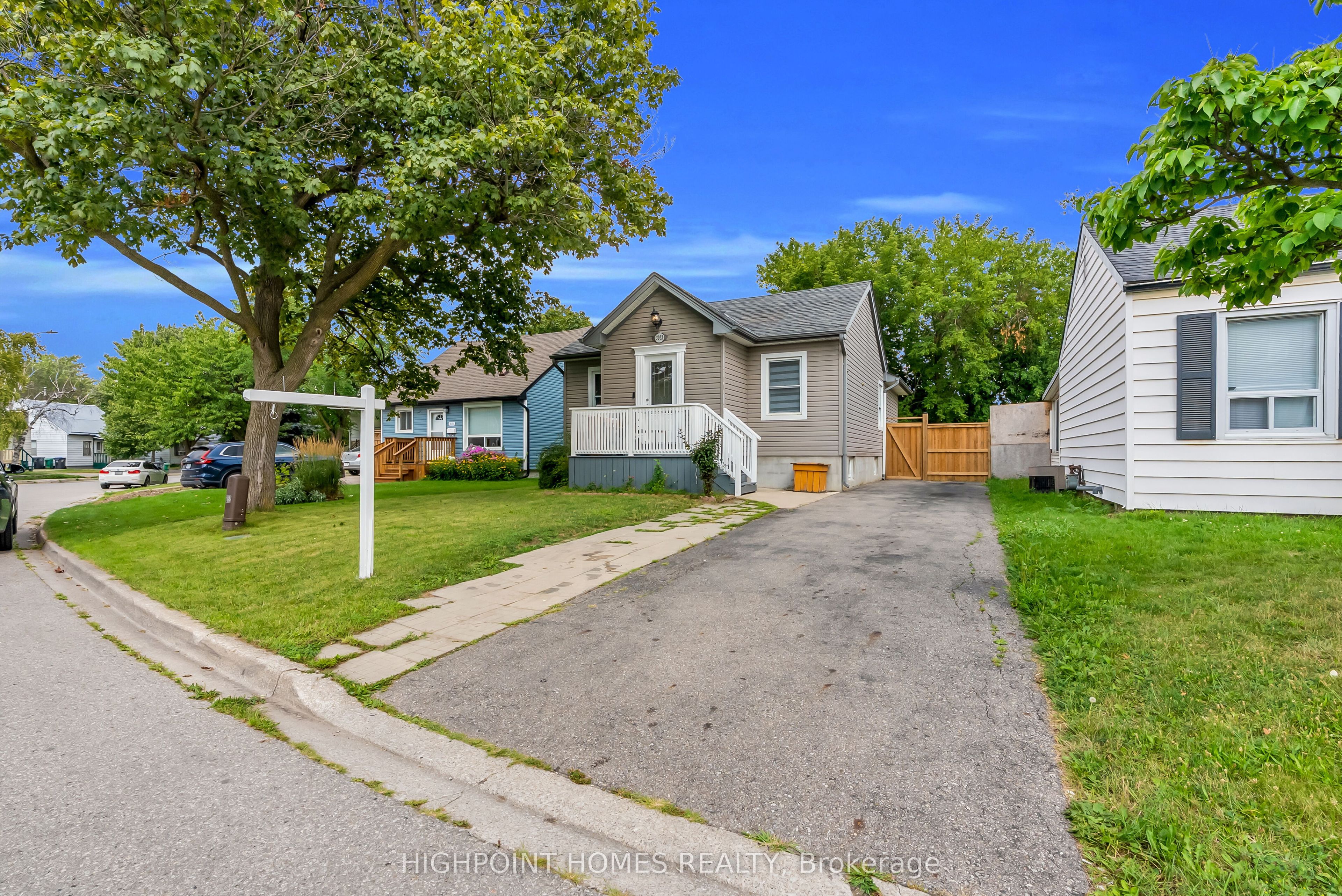 3052 Victory Crescent Property Photo 1
