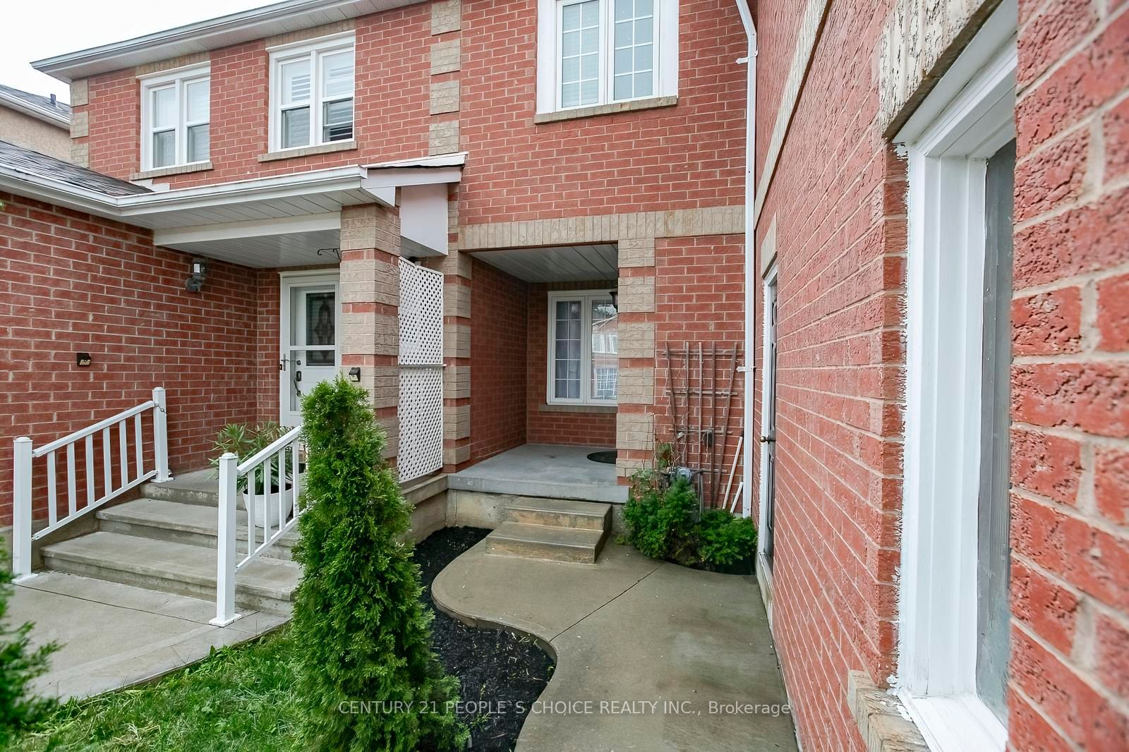 90 White Tail Crescent Property Photo 2