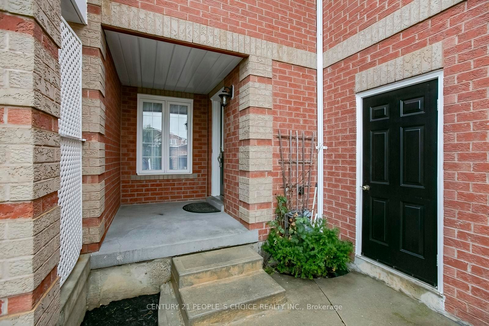 90 White Tail Crescent Property Photo 3