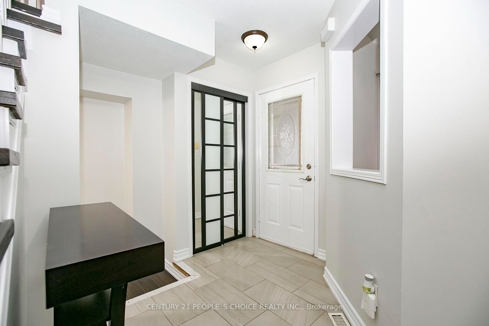 90 White Tail Crescent Property Photo 4