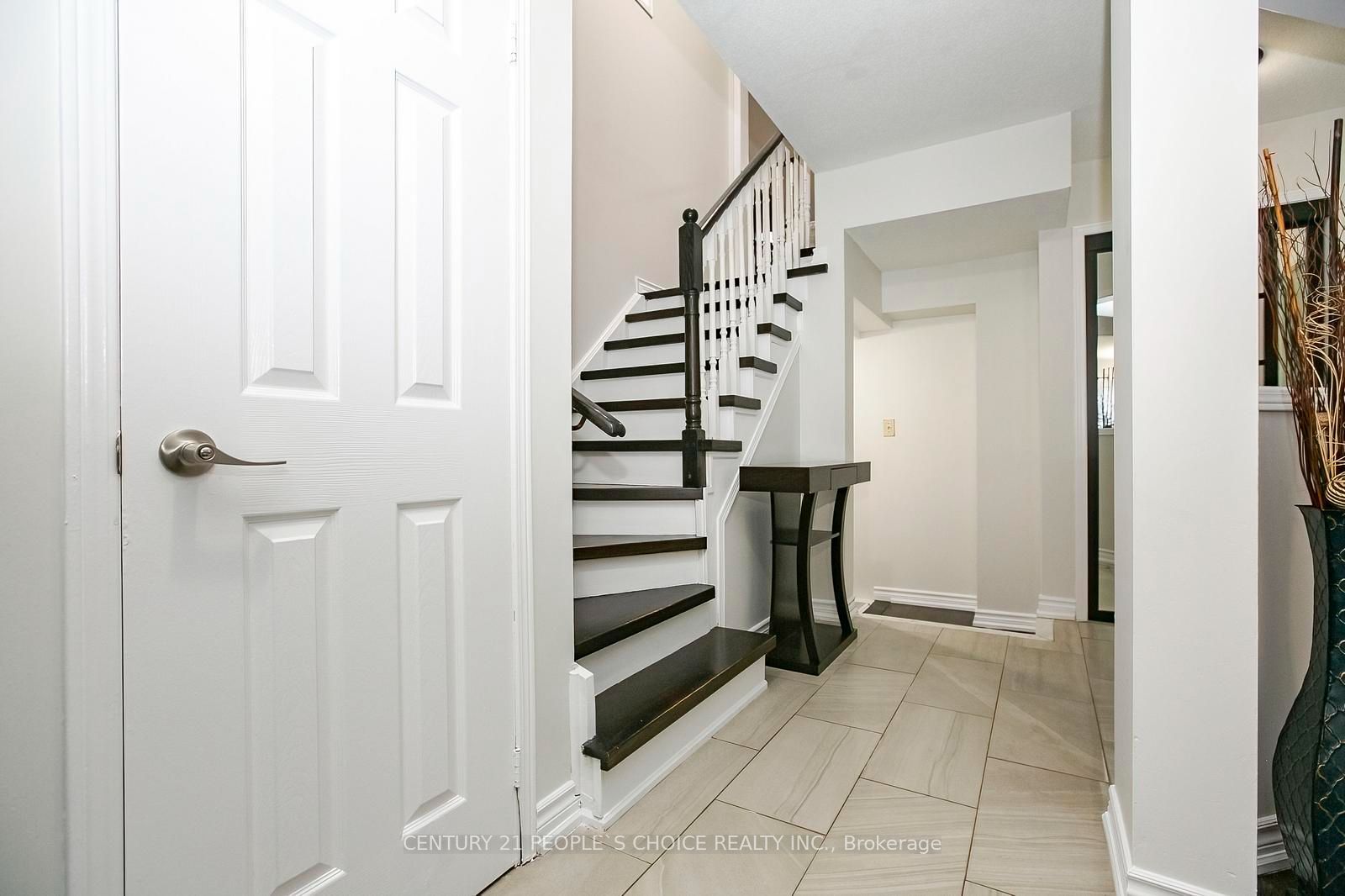 90 White Tail Crescent Property Photo 5
