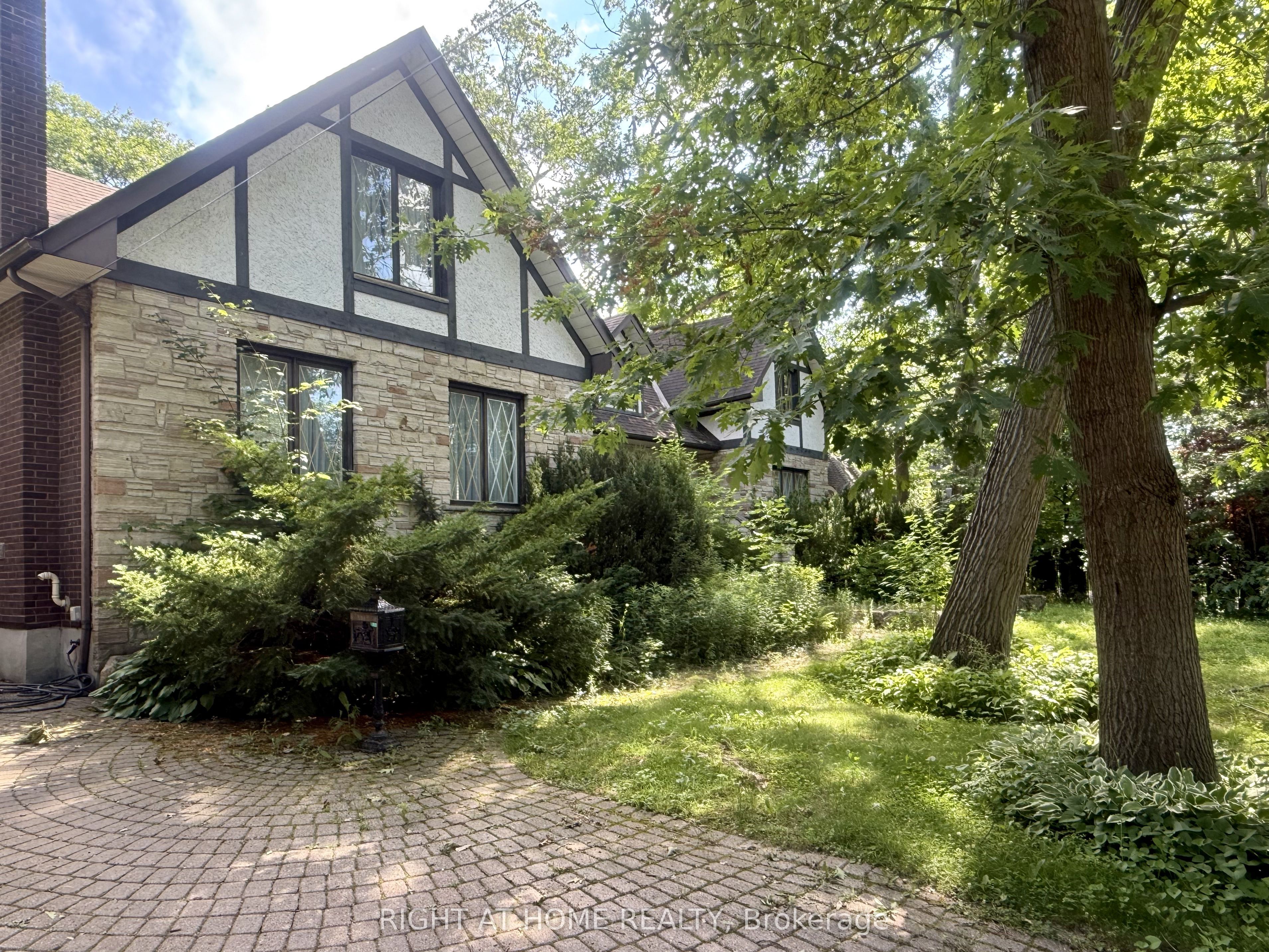 2123 Gordon Drive Property Photo 3
