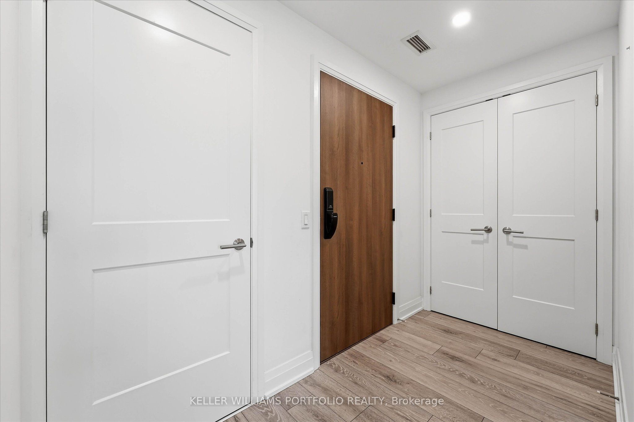 21 Park Street E 506 Property Photo 6