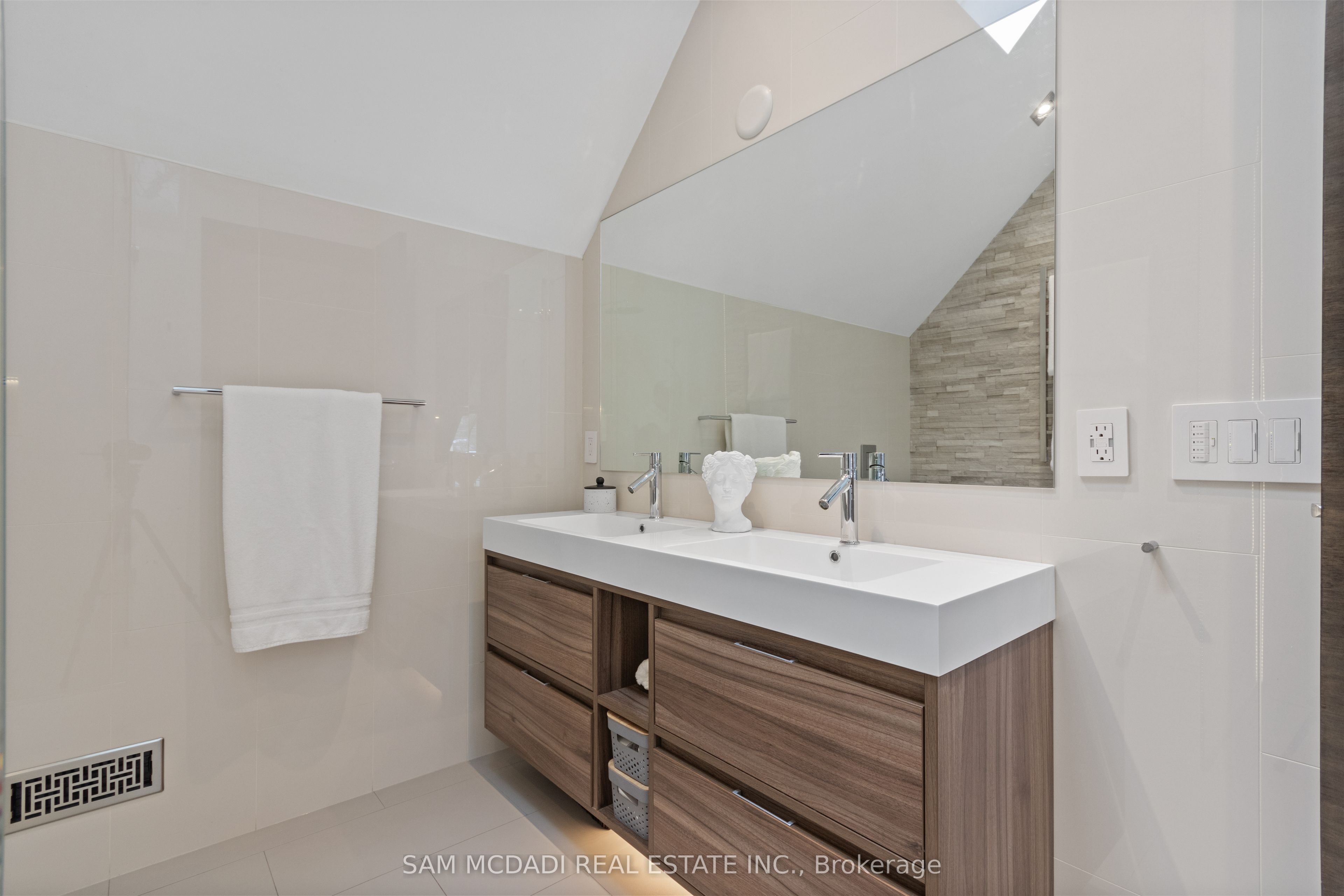 1031 Welwyn Drive Property Photo 32