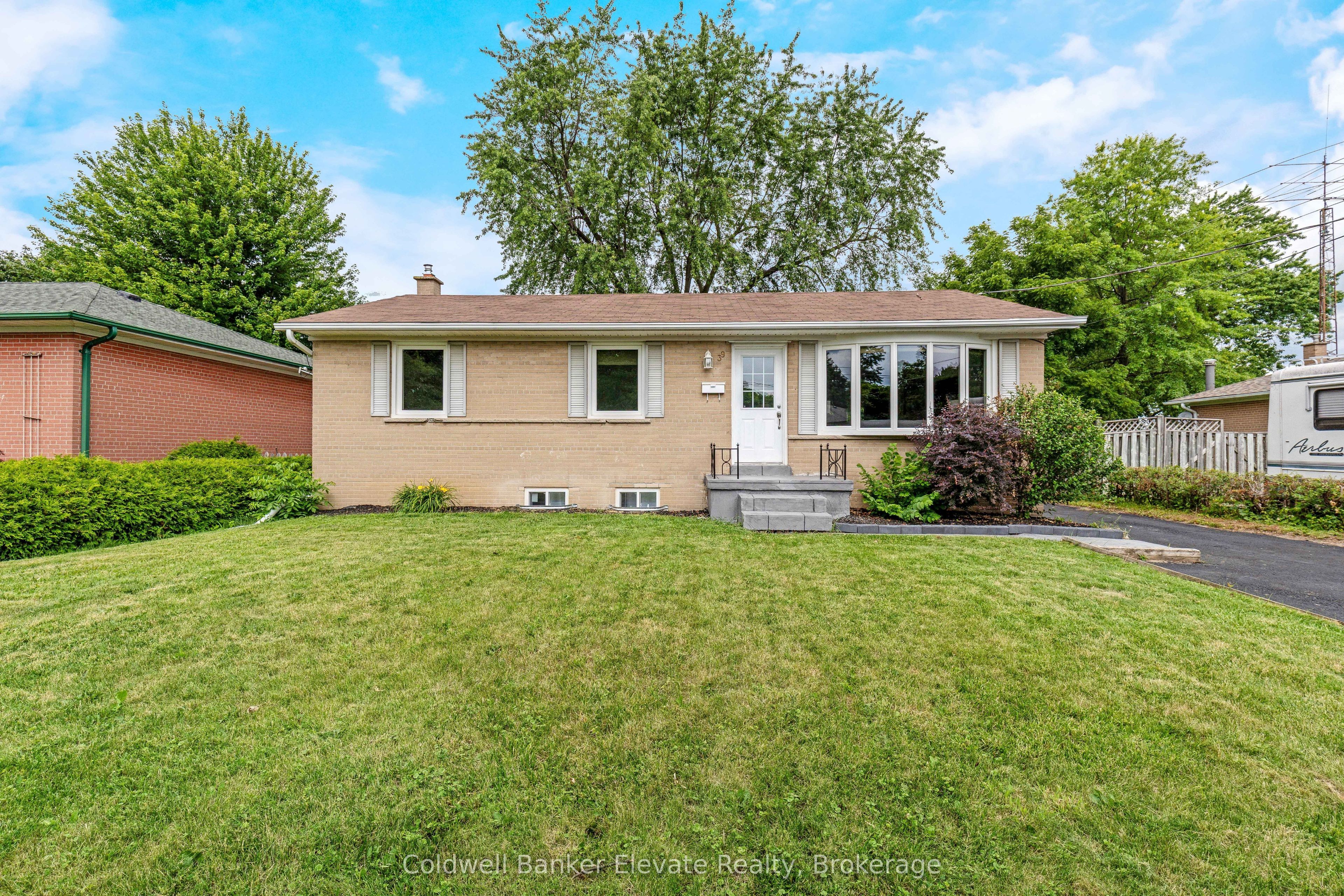 39 Mcgilvray Crescent Property Photo 2