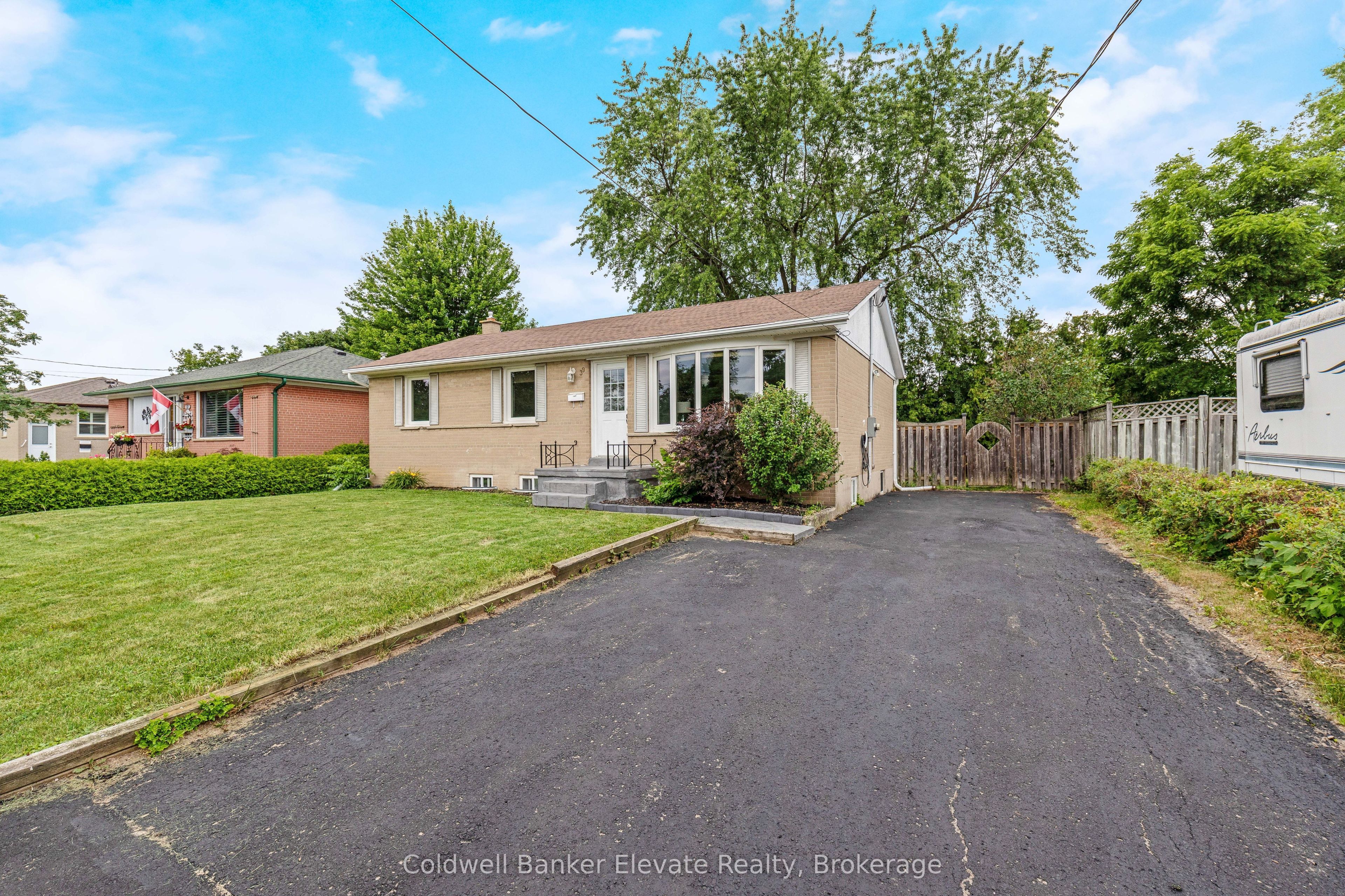 39 Mcgilvray Crescent Property Photo 3